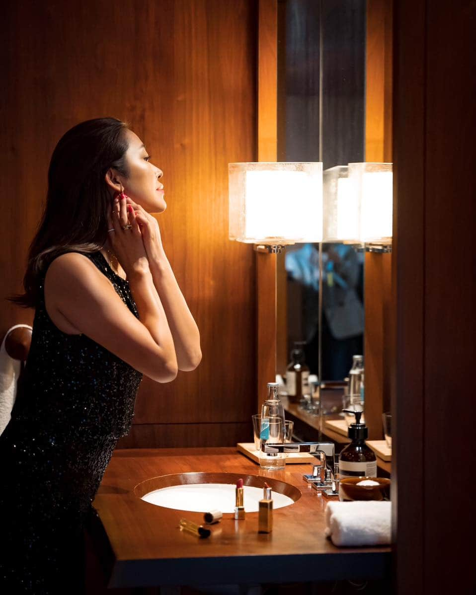 Andaz Tokyo アンダーズ 東京さんのインスタグラム写真 - (Andaz Tokyo アンダーズ 東京Instagram)「エキサイティングな東京の夜を探索しに出かけませんか。アンダーズ 東京は、バーホッピングが楽しい六本木や、美食どころが揃う銀座、スクランブル交差点や、渋谷スカイなどアイコニックな観光名所が揃う渋谷へもアクセス便利な東京の中心に位置しています🌃 もちろん館内のルーフトップ バーも東京の街並みと東京湾方面を一望できるスポットとして大人気🍸皆様のお越しをお待ちしております😉  Come and explore the exciting nightlife of Tokyo. Andaz Tokyo Toranomon Hills is centrally located with easy access to Roppongi, known for its bars and clubs, Ginza, for gourmet dining, and Shibuya with its iconic attractions such as the Shibuya Crossing and Shibuya Sky.🌃  Every evening, our Rooftop Bar also welcomes you with its mixology cocktails and the stunning panoramic views of the skyline and Tokyo Bay.🍸 Have a wonderful weekend! 😉  #虎ノ門 #アンダーズ東京 #ハイアット  #東京ホテル #絶景ホテル #東京観光 #金曜日の夜 #素敵な週末を #andaztokyo #toranomonhills #tokyo #japan #happyfriday #friday #night #bars #restaurants #nightlife」7月28日 17時26分 - andaztokyo