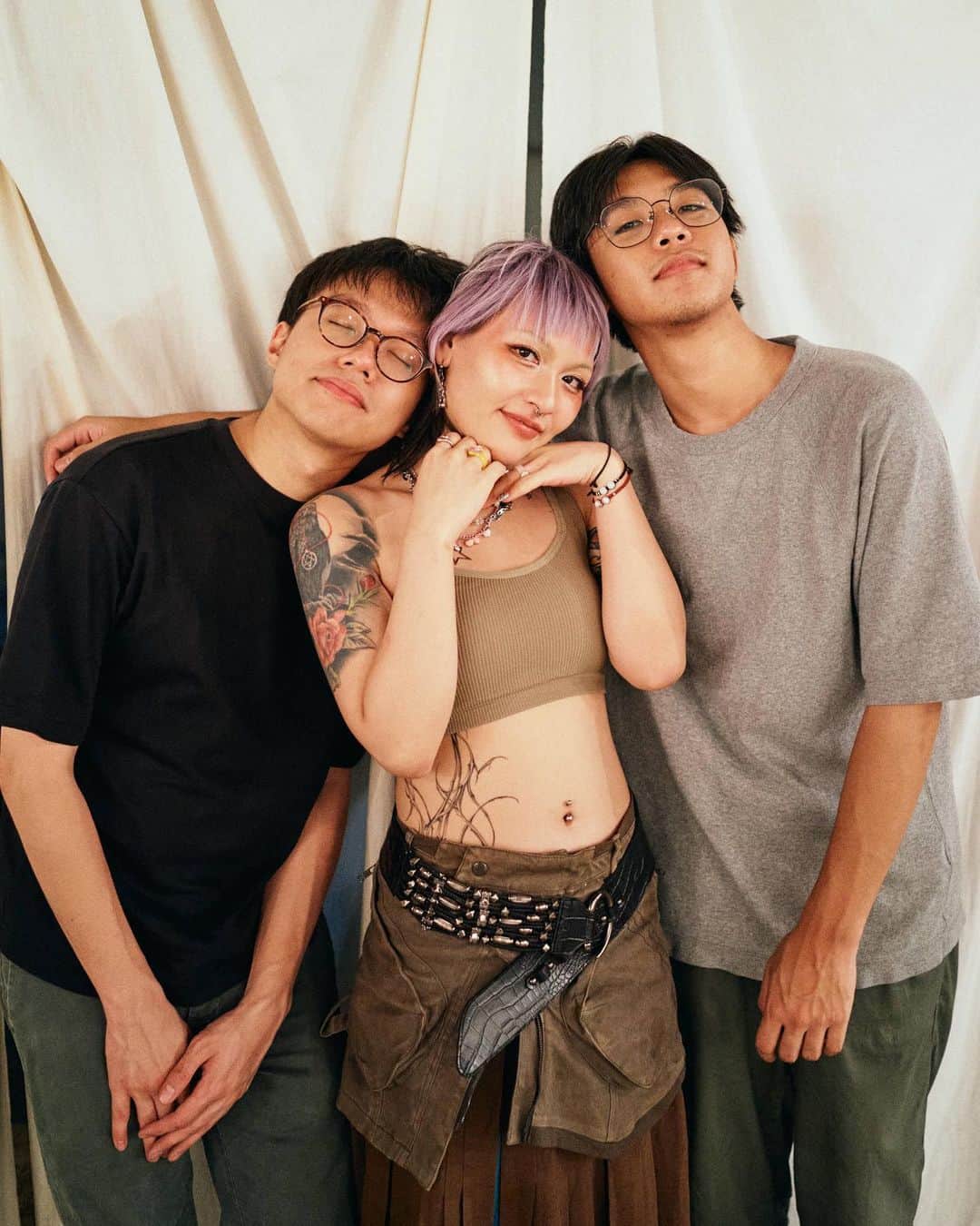 lute / ルーテのインスタグラム：「シンガポール発のドリームポップ/インディーロックバンド、Sobs（ @sobshaha ）。シンガポールのみならず、世界にリスナーを広げ続け、先日4年ぶりになる日本ツアーを行った彼らにインタビュー ！🎸  Sobs メンバー: Celine Autumn（Vo.セリーヌ オータム）、Raphael Ong（Gt.ラファエル・オング）、Jared Lim（Gt.ジャレッド・リム）  Q. 好きなライブハウスやクラブはある？  Raphael：ニューヨーク、ブルックリンにある” Baby’s All Right”  Jared：大阪の”Socore Factory”  Q.普段はどのように曲を作ってるの？  Jared：私たちは普段、オンラインでアイデアをやりとりしていますが、書くのが本当に遅くて、デモの 1ヴァースとコーラスだけで何か月もかかることもあります。  Q.6月の日本ツアー、そして日本での滞在はどうだった？  Raphael：日本でのツアーは完璧な時間でした。みんなとても親切で、ツアー中にたくさんの良い友達と思い出ができました。 Fastcut Recordsの森川さんは、Sobsが信じる「ポップミュージック」の感覚を捉えた素晴らしいラインナップとショーをツアー全体で計画してくれました。私たちはその時間をとても楽しみました。  Q.日本で好きなバンドはいる？  Celine：今は羊文学です  Raphael：Tracy Hydeは永遠  Q. 日本の一番好きな場所はどこ？  Raphael：COCONUTS DISK 吉祥寺  Q. アジアの音楽シーンについてどう思う？  Raphael：私のお気に入りのバンドやアーティストの多くはアジアの音楽シーンから来ています。たくさんの素晴らしいアートを間近で見ることができることに感謝しています。それは私たちのような音楽ファンにとっても刺激的であり、とても楽しいものです。私は時々、西洋の音楽よりもアジアの音楽に共感を覚えることがあります。  Jared：私はアジア各地をツアーして交流する機会があったすべてのバンドやアーティストの大ファンです。  Q. 創作活動に欠かせないアイテムや機材は何？  Raphael：Ableton Live、Fender Telecaster、Amplitube 5 Fender Twin Reverb、Boss BD-2 Blues Driver  Jared：MacBook がなかったら、私たちはどこにもいなかったと思います  📸 @misanakagaki  音楽動画メディア「lute」によるインタビュー企画「IN TOWN」✍️アーティストやクリエイターのインサイドをストリートから配信📷」