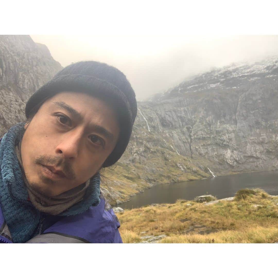 のインスタグラム：「. 『同じような写真30枚！③-②』  毎回このインスタ用にナスDが 自撮りした写真とコメントを送って貰い、 番組スタッフが選別してから こちらに投稿しています。 それがいつも同じ様な写真ばっかりなのです(悩) 今日の枚数はほとんど同じ写真が30枚！ そこで今回は送られてきた順に、 全部そのまま投稿してみようと思います。 皆さん違いが分かりますか!?  因みに今回のコメントは… 「滝の上に来た！ナ。」だけでした。短っ！！」