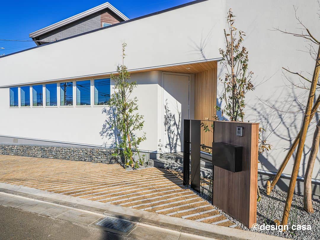 朝日住宅株式会社さんのインスタグラム写真 - (朝日住宅株式会社Instagram)「【建築家と建てる家 デザインカーサ】  デザインにこだわった家づくり  建築家とつくる憧れの暮らし 朝日住宅で実現しませんか？  白い外壁と木目がナチュラルな印象の平屋。 玄関前の植栽がアクセントになり、四季の移ろいも楽しめます🌳  気になった方はストーリーズのハイライト『建築家と建てる家』よりお気軽にお問合せください。 しつこい営業はいたしません。  ✜✜✜✜✜✜✜✜✜✜✜✜✜✜✜✜✜✜✜✜✜✜✜✜   施工例をご覧になりたい方は  こちら⇒ @asahijutaku   浜松笠井展示場をご見学希望の方は  こちら⇒ @asahijutaku.hamamatsu  ✜✜✜✜✜✜✜✜✜✜✜✜✜✜✜✜✜✜✜✜✜✜✜✜   #外観 #平屋 #平屋の外観 #外構 #ナチュラルテイスト  #ナチュラルテイストの平屋 #ナチュラルテイストな家 #デザインカーサ #designcasa #建築家と建てる家 #建築家とつくる家 #朝日住宅 #住宅会社 #デザイン住宅 #マイホーム #マイホーム計画 #家づくり #新築 #一戸建て #注文住宅 #自由設計 #静岡県西部注文住宅 #磐田市注文住宅 #磐田市 #磐田市デザイン住宅 #磐田市住宅会社 #浜松市 #浜松市デザイン住宅 #浜松市住宅展示場 #浜松市住宅会社」7月28日 12時05分 - asahijutaku