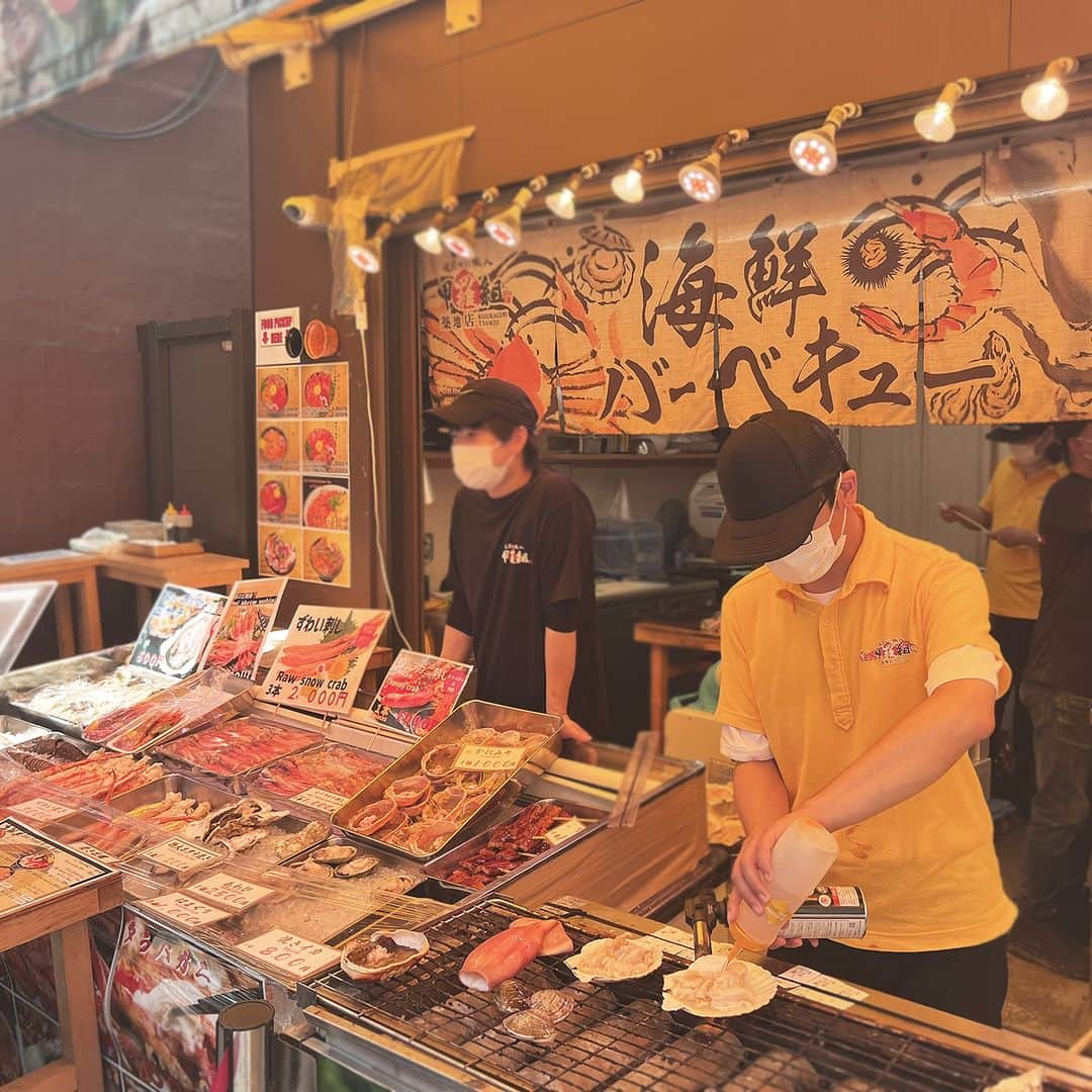 越前かに職人　甲羅組さんのインスタグラム写真 - (越前かに職人　甲羅組Instagram)「甲羅組築地本店＆甲羅組築地２号店の8月の営業カレンダーができましたので アップします🙆✨  両店舗とも、8月休まず営業します❗❗  みなさまのご来店お待ちしております🎵  甲羅組築地２号店のInstagramはコチラ @kouragumitsukiji2  ––––––––—-—–––––––––––––––––––  【甲羅組築地本店】 📍アクセス　東京都中央区築地４丁目１３ 🗓定休日：営業カレンダー通り 🕛営業時間　8:00〜15:00(LO14:30)  ––––––––—-—–––––––––––––––––––  【甲羅組築地２号店】 📍アクセス　東京都中央区築地４丁目９−４ 🗓定休日：営業カレンダー通り 🕛営業時間　8:00〜15:00(LO14:30) 📞電話番号　 03-6260-6122  ––––––––—-—–––––––––––––––––––  #甲羅組 #築地 #築地グルメ #築地ランチ #築地場外市場 #甲羅組築地本店 #甲羅組築地２号店 #東京グルメ #築地食べ歩き #海鮮丼 #일본여행 #츠키지 #tsukiji #tokyo #築地観光　#築地本願寺納涼祭 #築地本願寺盆踊り」7月28日 11時59分 - kouragumi