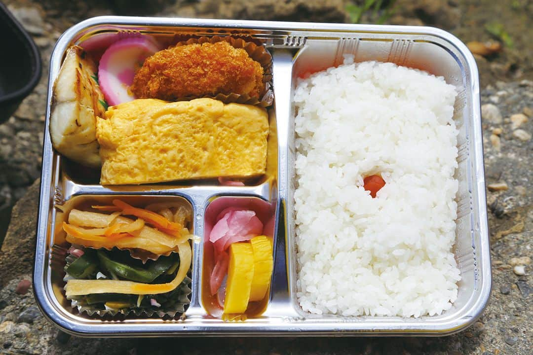 レジャーフィッシングのインスタグラム：「おいしそう！ 須崎の有名店『ショップたけざき』のお弁当。  高知県須崎に釣行した南康史さんの取材時に 見回り船が届けてくれました。 「卵焼きがホントにおいしいんですよ」と南さん。  ◆釣行模様は、レジャーフィッシング８月号に掲載! 本誌の詳細、その他の記事は、 ハイライト「最新号」から記事をチェック！ https://www.e-leisure.jp/book/  ◆ご購入はこちら！ オンラインショップ【レジャーフィッシング SHOP】 https://eleisure.theshop.jp/items/75670716  ◆岡山、広島、香川、愛媛、徳島、高知、 兵庫の一部、山口、福岡の主要な釣具店及び書店やで販売。 Amazonでも販売! https://amzn.asia/d/gXvltN7  #南康史 #がまかつ #gamakatsu  #フカセ釣り #チヌ #黒鯛 #四国 #高知 #須崎 #太平洋 #お弁当 #お昼ごはん #卵焼き #弁当 #ショップたけざき #レジャーフィッシング #釣り #海釣り」