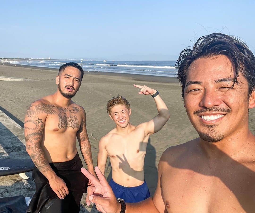 金尾玲生のインスタグラム：「.  Morning sesh with  The boyzzzz  みんなサーフィン楽しんでました✌︎ またやろー！  #surfing #generations  #佐野玲於 #LDH体幹エグい #玲於はすぐ上手くなるな」