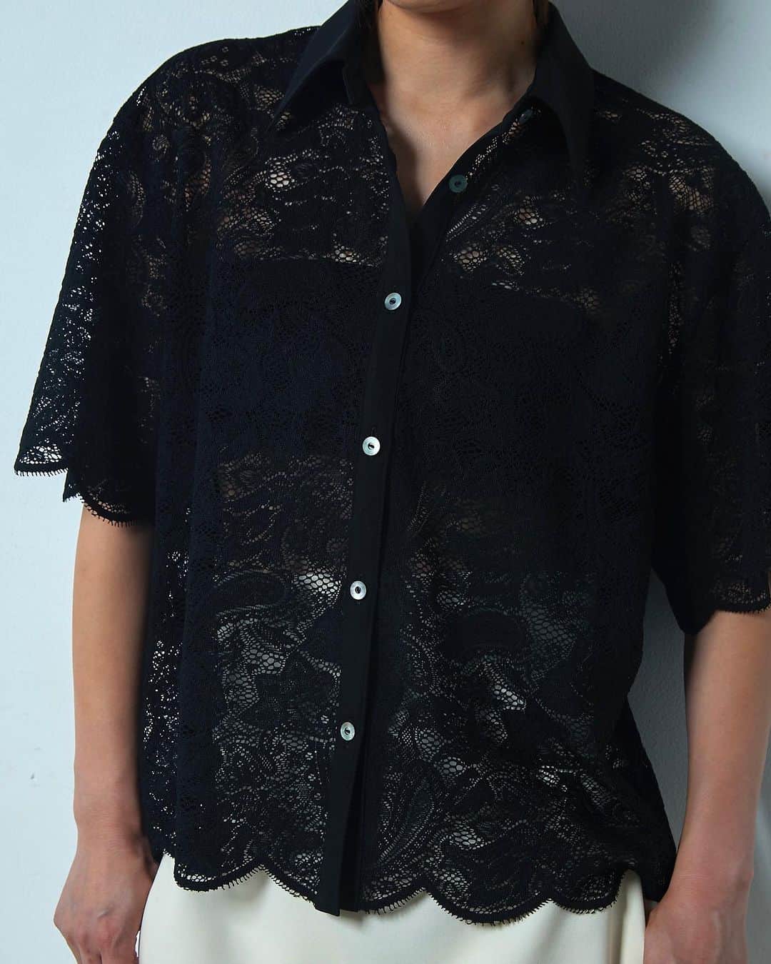 ルシェルブルーさんのインスタグラム写真 - (ルシェルブルーInstagram)「New Arrival >>> IN STORE NOW . . ☑︎ Paisley Lace Shirt ¥23,000+tax (Color: Black, White)  ☑︎ Pencil Maxi Skirt ¥27,000+tax (Color: Black, White)  #lecielbleu #ルシェルブルー　#aw23 #fashion  #styling #paisley #lace #shirt #pencilskirt #maxiskirt」7月28日 12時00分 - lecielbleu_official
