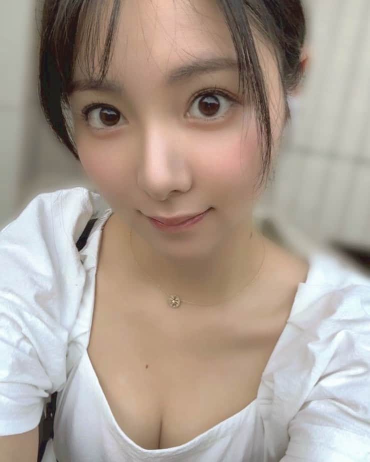 のインスタグラム：「Twitterと色変えてみた  今日は華金〜！ 21:00〜渋谷クロスFMにてよきラジがありますよ🤭 出演後にはチェキも📸是非応援しにきてください💫  #japanesegirl #japanesemodel #gravure #gravureidol #グラビア #グラビアアイドル #idol #ビジョビ #偶像 #我的 #自拍 #粉我 #性感的 #模特 #約拍 #我的最愛 #正妹 #그라비아　#bikinimodel #bikinigirl #sexy #selfie #animegirl #셀카 #셀스타그램 #패션스타그램　#데일리 #asiangir  #좋아요 #맞팔」