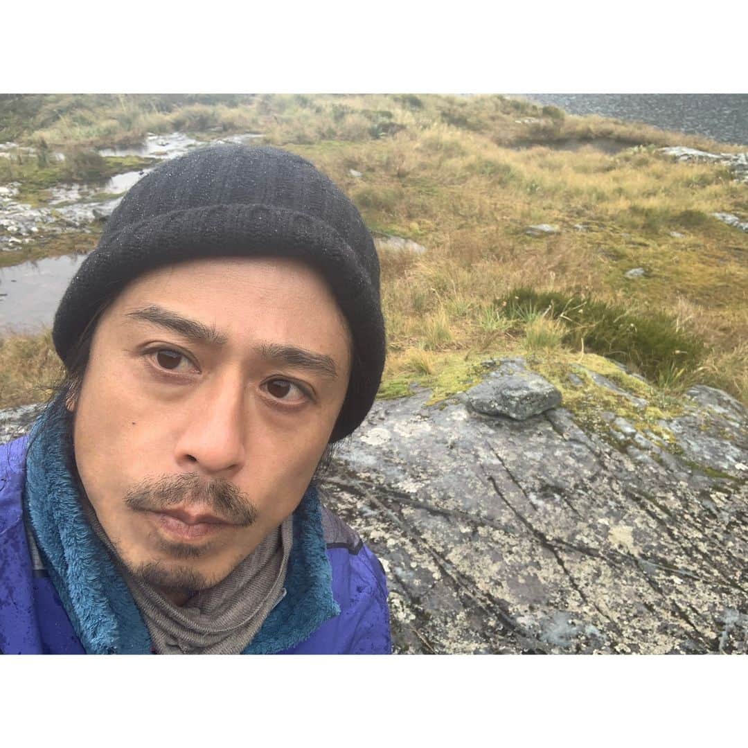 のインスタグラム：「. 『同じような写真30枚！③-①』  毎回このインスタ用にナスDが 自撮りした写真とコメントを送って貰い、 番組スタッフが選別してから こちらに投稿しています。 それがいつも同じ様な写真ばっかりなのです(悩) 今日の枚数はほとんど同じ写真が30枚！ そこで今回は送られてきた順に、 全部そのまま投稿してみようと思います。 皆さん違いが分かりますか!?  因みに今回のコメントは… 「滝の上に来た！ナ。」だけでした。短っ！！」