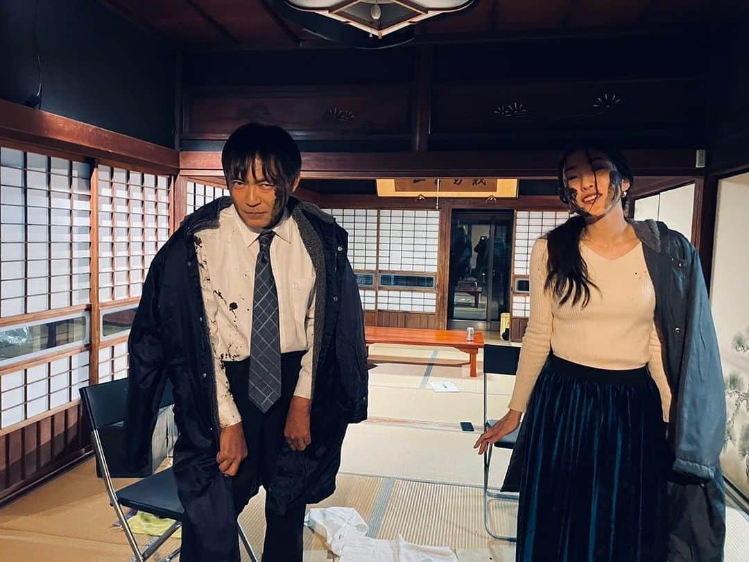 文音さんのインスタグラム写真 - (文音Instagram)「Coming up…🎬  映画「オジさん、劇団始めました。」 いよいよ8月18日から池袋シネマロサ他にて公開✨ 初日舞台挨拶登壇します🎤  言いたいことは沢山あるのだけれど…うまく纏まらないのでとりあえずとにかく映画館で見て欲しい作品です。  大人が青春したっていいじゃんか。何歳になっても新人ていいじゃんか。オジさんが新しい事に挑戦したっていいじゃんか‼︎ そんな映画。  不思議とだんだん登場人物に愛着湧いてくる。 そんな映画。  なんだか分からないけど元気になってる。 そんな映画。  愛くるしー‼︎🤍🤍🤍 そんな映画。 #オジゲキ 「自分で限界決めんなって‼︎」 この台詞めっちゃ、好き。  ※5枚目のオフショットはいっけいさんがゾンビになっておりますが🧟ゾンビ映画ではございません。笑 この時既に現場は0時超え。そりゃゾンビにもなります。お茶目過ぎ🤣🫶🏻 12月の寒空の下、雨に降られ、泥にまみれ、びしょ濡れの二人。みんな頑張った‼︎  是非劇場へ🏃‍♀️ 18日に池袋で会おうねー🤍 #池袋シネマロサ #オジさん劇団始めました #劇団プープーじゅーす」7月28日 12時04分 - ayanestagram_official