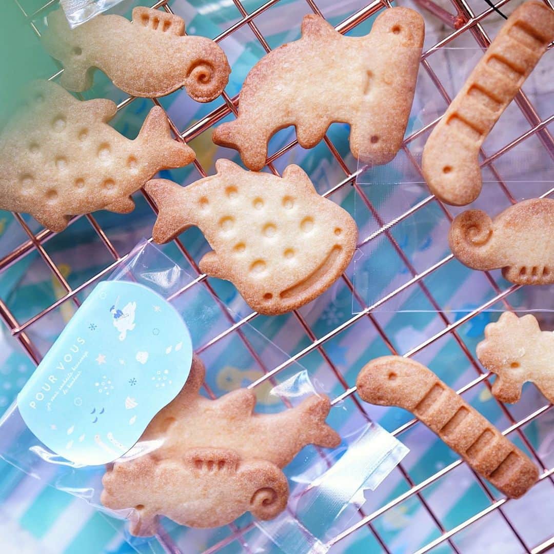 kyoko.✼さんのインスタグラム写真 - (kyoko.✼Instagram)「𖡼.𖤣𖥧𖡼.𖤣𖥧⚘ こないだ東京に行った時に、弟んちに持って行ったお菓子たち。 恒例の #愛が重い シリーズ（笑） さくさくふわふわしっとりの3種類！ まずは型抜きクッキー。 海のなかまたちシリーズ、お気に入り🏖 そして、抜かりなくお仕事も絡める（笑） @cotta_corecle コッタさんで取り扱ってるTowerのシリコーン菜箸トング！ これがもう、めちゃ便利。 シリコン製なので、壊れやすいものもそっとつまめる！！ ほら、チンアナゴも無事。 薄い豚こまだって、ちゃちゃっと広げられるし。 #唐突に肉を出す（笑） 持ち手の下のところに、小さなスタンドがついてるのが、地味だけどうれしいポイント。 ちょっと置いたりするとき、ほんと便利👀 ⁡ しっとりはバスクチーズケーキ🧀 安定の @zimt___zucker まきちゃんレシピ❤︎ᵗᑋᵃᐢᵏ ᵞᵒᵘ ¨̮ 今帰国してるんか？🇩🇪 ⁡ ふわふわは、プレーンシフォンに、ミルキークリームをみゅーんと注入！ カットしてセロファン&ラップ（）で包んで、箱に入れて持ってった。 この期に及んで、ラッピングが適当になる（笑） （クッキーはかわいかったのにネ…） ⁡ 今回の旅のMVPは、折りたためる保冷バッグ！ スーツケースの上に乗せても、四角いからぐるぐる回らないし、冷蔵物のおみやげも躊躇なく買える…！ （エシレのバターサンドも買える🇫🇷） 今後はサブバッグこれにしようと思ったけど、銀色のギンギラギンだから、もちょっとおしゃれなのが欲しい…（出た） 最終的に、食べ物の他にも服とかアクセサリーとか日焼け止めとか、なんでも突っ込んでたので、 保安検査場で「中は？」と聞かれた時に、 「たいしたものじゃないです…」って答えました。 （謙遜）（その回答求められてない） めいっこたちは、最近水族館に行ったそうだけど、チンアナゴも見たかなー°･🐠 次会えるのはお正月かな？(*´˘`*)♥  #コッタ #cotta #シリコン菜箸 #タワー菜箸 #トング菜箸 #菜箸トング」7月28日 12時14分 - kyoko_plus