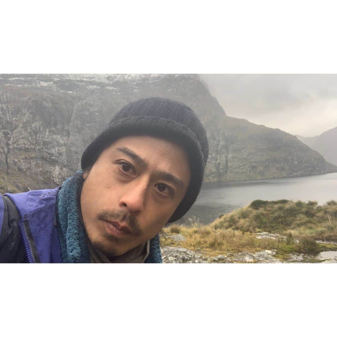 テレビ朝日「陸海空 こんな時間に地球征服するなんて」さんのインスタグラム写真 - (テレビ朝日「陸海空 こんな時間に地球征服するなんて」Instagram)「. 『同じような写真30枚！③-③』  毎回このインスタ用にナスDが 自撮りした写真とコメントを送って貰い、 番組スタッフが選別してから こちらに投稿しています。 それがいつも同じ様な写真ばっかりなのです(悩) 今日の枚数はほとんど同じ写真が30枚！ そこで今回は送られてきた順に、 全部そのまま投稿してみようと思います。 皆さん違いが分かりますか!?  因みに今回のコメントは… 「滝の上に来た！ナ。」だけでした。短っ！！」7月28日 12時06分 - chikyu_buzoku