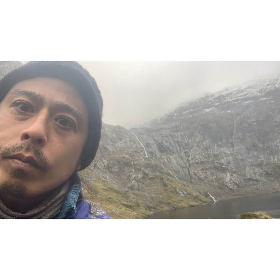 テレビ朝日「陸海空 こんな時間に地球征服するなんて」さんのインスタグラム写真 - (テレビ朝日「陸海空 こんな時間に地球征服するなんて」Instagram)「. 『同じような写真30枚！③-③』  毎回このインスタ用にナスDが 自撮りした写真とコメントを送って貰い、 番組スタッフが選別してから こちらに投稿しています。 それがいつも同じ様な写真ばっかりなのです(悩) 今日の枚数はほとんど同じ写真が30枚！ そこで今回は送られてきた順に、 全部そのまま投稿してみようと思います。 皆さん違いが分かりますか!?  因みに今回のコメントは… 「滝の上に来た！ナ。」だけでした。短っ！！」7月28日 12時06分 - chikyu_buzoku