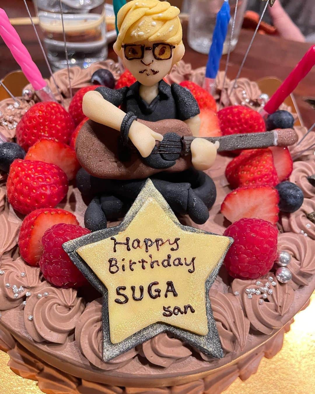 スガシカオのインスタグラム：「みなさま！たくさんのバースデーお祝いコメント、ありがとうございます！  ぼくは今、短期語学留学中で毎日英語の勉強してます。夏の終わりには日本に帰って、すぐ全国ツアー！この一年も休まず突っ走ります！  出国前に友達が祝ってくれた時の立体シカオケーキ！すごいっっっ！立体なんて初めてみたn  そしていただいたプレゼント『馬力精』・・・ヤバすぎる 笑   🟪今夜19時、海外から弾き語りバースデーLIVE配信しますよー！ 🟪今夜インスタライブで会いましょう！」