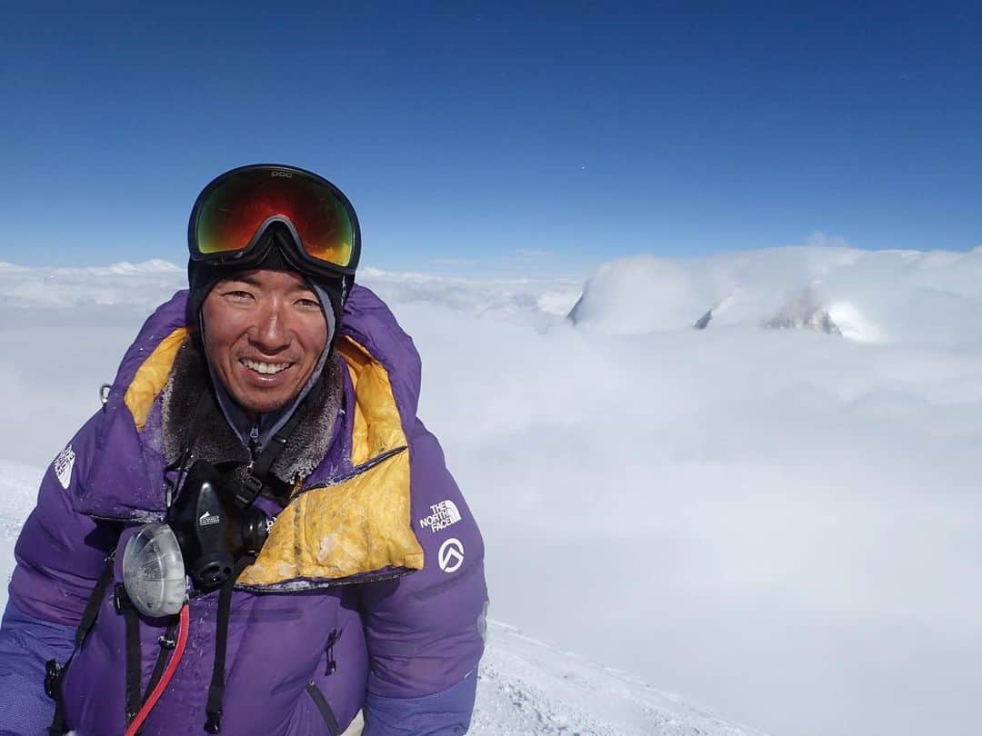 石川直樹さんのインスタグラム写真 - (石川直樹Instagram)「I summited #Gasherbrum I（8080m）on 26 July 2023, 7:40AM. 7月26日午前7時40分、ガッシャブルムI峰、登頂しました。執念でした。 23日朝の登頂を目指して22日夜にC2を出たものの、雪が深すぎてジャパニーズクーロワールの入口で撤退。もう無理かと思いつつ、標高6400mのC2で3泊してねばり、C3を作らずC2から一気に登頂しました。が、25日夜から26日朝にかけても強風と雪で、こりゃ無理だろ…と何度もあきらめかけました。 「ガッシャブルムのGは地獄のG。G1は地獄の一丁目」夜中、登りながらそんなことをずっと考えていました。6400mに3泊してしまったのと多分脱水で、変な精神状態でした。 26日にC2まで下山、27日にBCに戻り、28日今日、BCからバルトロ氷河を急ぎ下っています。やばいスケジュールです。8000m峰も12座目だというのに、今回は何か新しいものを見てしまった感があります。なんなんだろう、この妙な感覚。 スカルドかイスラマバードに着いたら、詳細をまたアップします。北海道東川町、急げばギリ間に合うかも…と一抹の希望を託していましたが、やっぱり難しそうです。ごめんなさい。。 . 写真はパサンが撮ってくれました。後ろに見えているのは、多分ガッシャブルムII峰だと思われます。予想はしていましたが、G2よりもG1のほうが厳しかった… #gasherbrumi#gasherbrum1  . @thenorthfacejp @imaginenepal」7月28日 12時23分 - straightree8848