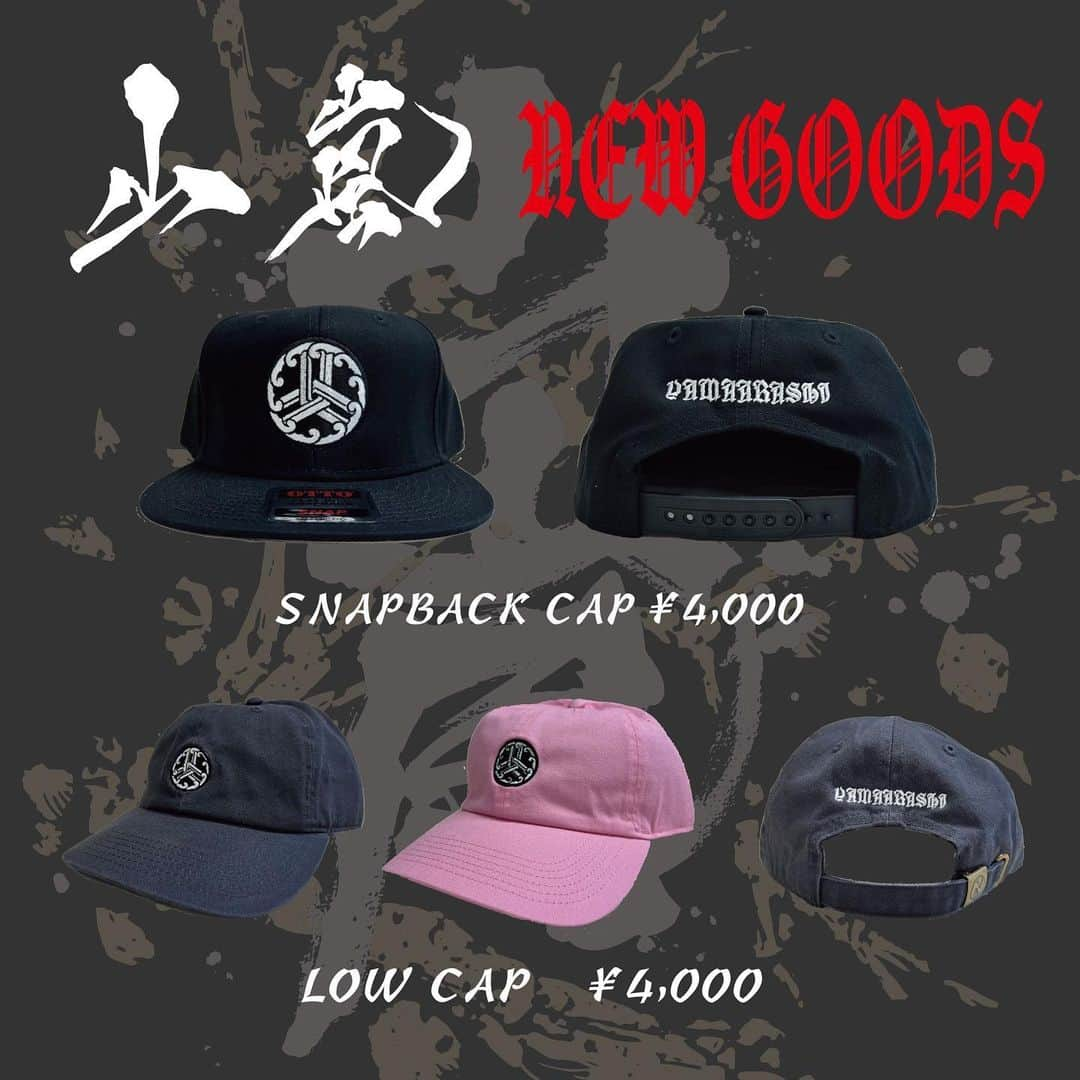 山嵐のインスタグラム：「【GOODS情報🎉】 🆕SNAPBACK CAP🧢 🆕LOW CAP🧢（charcoal / pink）  ■7/30（日） OGA NAMAHAGE ROCK FESTIVAL vol.12👹 より販売スタート🏁  山嵐の出番は20:00〜トリ🔥 物販は9:00〜✅  男鹿でお会いしましょう⚔️ お待ちしています🙏  #山嵐 #男鹿フェス12 #ONRF12」