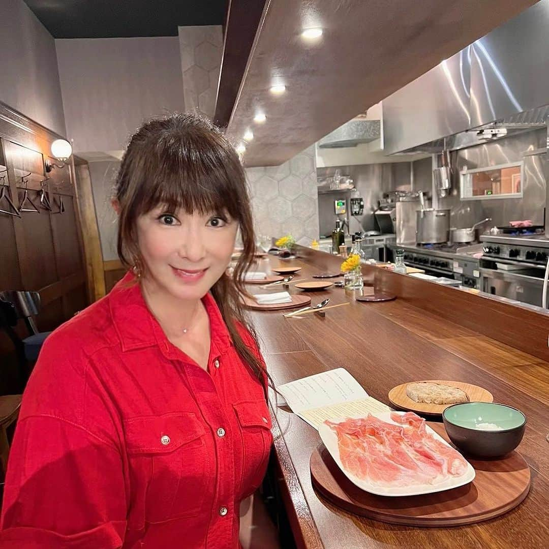 山田佳子のインスタグラム：「先日、神戸で至福のイタリアンを楽しんできました♪🥂💕 ⁡ シェフのこだわりが詰まったお料理は、美味しさと感動の連続でした😋💕 スタッフの人の笑顔と心温まるサービスが、とても心地よく、贅沢な時間を過ごせました🙏💕 ⁡ ⁡ #絶品料理  #ビワマス  #ペルシュウ #絶品 #パスタ大好き  #但馬牛 #どれも美味しい  #シェフのこだわり  #リストランテ #リストランテhanatani  #再訪したいお店 #神戸グルメ」