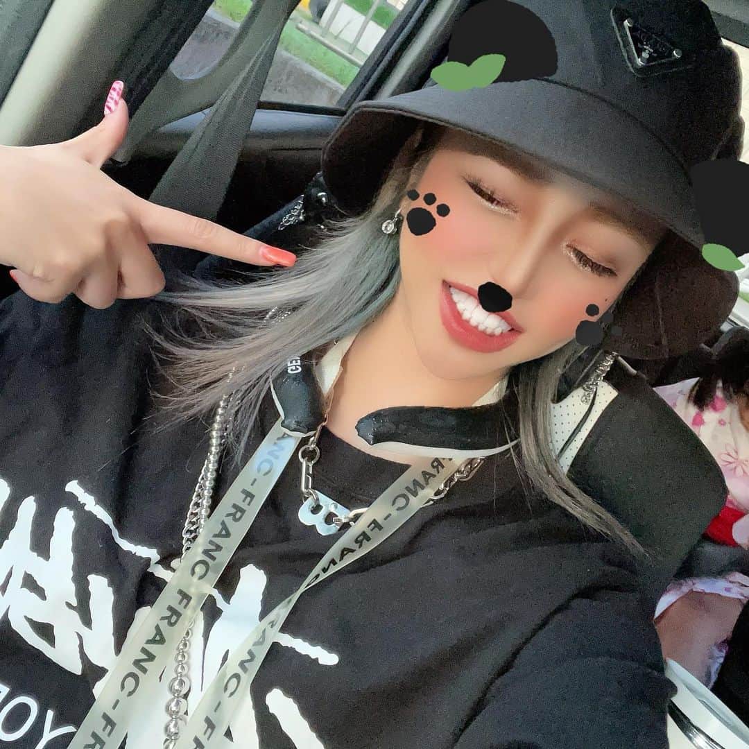 MII MAMAのインスタグラム：「. . . 首からかける物ありすぎ問題🫶🏾 ------------------------------------------ 🔎White Style mi mama 良かったらチャンネル登録お願いします🙇🏽‍♀️ #YouTube#ユーチューバー#主婦ユーチューバー#MIIMAMA#チャンネル登録お願いします#2児ママ#年子ママ#ギャルママ#ぎゃるまま#アラサーママ#アラサー#30代#30代ママ#ホワイトインテリア#モノトーンインテリア#シンプルな暮らし#収納#ホワイト収納#イチナナ#イチナナライバー#専属ライバー#主婦ライバー#17LIVE#主婦YouTuber#ママYouTuber#ママライバー#幼稚園ママ#小学生ママ」