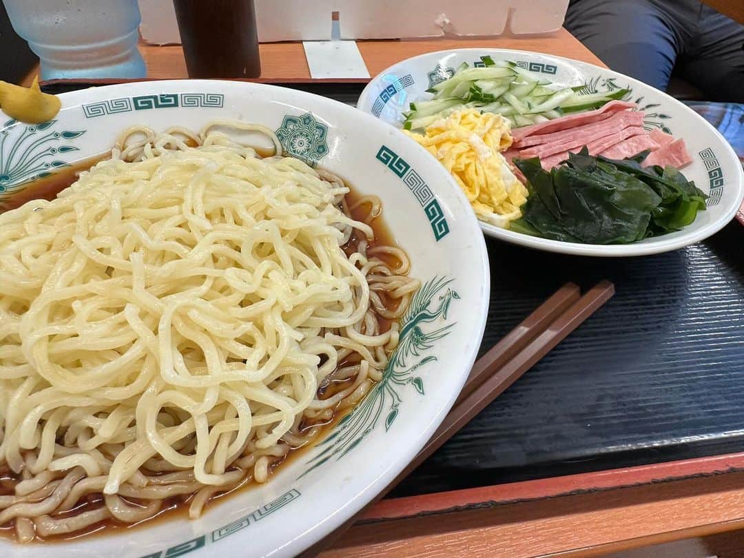 まえちゃんねるのインスタグラム：「今日のランチは、冷やし麺。お店で、おっちゃんが電話をスピーカーにして、株の売買か何かしてるんだけど、丸聞こえですよ…  #ランチ #今日のランチ #冷やし麺 #冷やし中華 #日高屋」