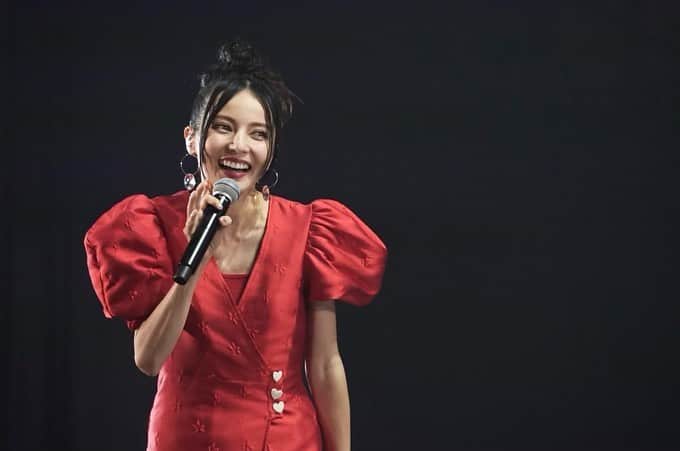 ベッキーのインスタグラム：「昨夜、東京ドームで行われた『クリエイタードリームフェス』というイベントに出演させていただきました！ コムドットプロデュースのクリエイターたちの祭典！MCのひゅうがさんの横に立たせていただきました。  いやー、楽しい〜。 楽しかったーーーー！ クリエイターのみなさん、すごーーー！ こんな夢の大舞台に立たせていただき、ただただ感謝です！  本番前にひゅうがくんに『何か気をつけることある？』って聞きに行ったら『ないっす！もう、楽しんでやりましょう！』って言ってくれて、どっちが先輩！？みたいな。 お仕事を楽しむことの大切を学びました。  他のメンバーも最高。  夢の宣言のステージで、一言一言丁寧に紡いでるあむぎりくんのまっすぐな姿に胸打たれました。  本番でダンク決めちゃうスター性がありながら、私のくだらない悪ノリにガハハと笑ってくれる少年のようなゆうたくんに救われました。  あんな大舞台でもブレず、変わらず、自分らしくいられるゆうまくんの姿に刺激を受けました。  そして総合プロデューサーのやまとくん！ サングラスでカッチョよく登場する姿も素敵だったけど、『ダサかった』って自分に言えちゃうのもカッチョいいと思いました！  昨日アップデートされたコムドット、私は応援します！  他のクリエイターのみなさん、スタッフのみなさん、そして何よりも長時間盛り上がってくれたファンの皆さま、PPVをご覧になってた皆さま、ありがとうございました！  ちょっとまだ書きたいことあるから、今日、CDFについてアメブロ鬼更新する🤣  追伸 終演後はメンディー君の差し入れドーナツをぱくり。 いつもとは違うキラキラメイクわかるー？✨」