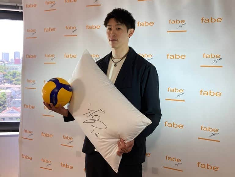 TBSバレブーさんのインスタグラム写真 - (TBSバレブーInstagram)「#石川祐希 選手が 🇮🇹イタリア寝具ブランド『Fabe社』の初代アンバサダーに就任✨✨  会見で「このような契約に至って🇮🇹イタリア製品を日本の方に知って貰えるのは嬉しい」と話した石川選手💪  Fabe社の枕を使ってから睡眠の質が改善しパフォーマンスも向上⤴️ 海外遠征にも常に持ち歩いているそうです🛌」7月28日 12時25分 - tbs.volleyboo