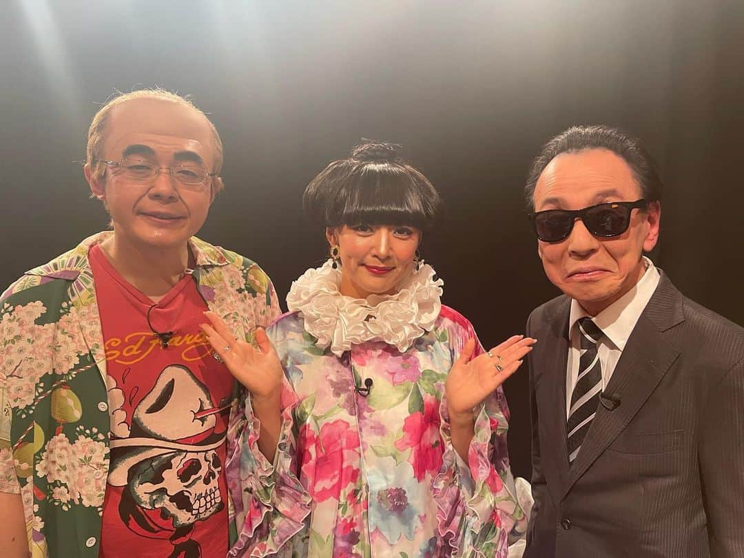 みかんさんのインスタグラム写真 - (みかんInstagram)「大御所3ショット📸 お2人に負けないようにまだまだ 磨いていきたい所存でございます😍 タモリさんの真似をするジョニー志村さん🙋‍♂️ 志村けんの真似をするレッツゴーよしまさくん🙋‍♂️ うん(笑)少し名前が混乱しちゃうね😂 皆さんダウンタウンDXご視聴ありがとうございます✨ 見逃した方は是非Tverでも見れます💕 本当、しゅごいコラボばかりで 現場も楽しかったなぁ〜🐼  #ダウンタウンDX #徹子の部屋 #ミュージックステーション #黒柳徹子　さん #タモリ　さん #志村けん　さん #ジョニー志村　さん #レッツゴーよしまさ　さん #名前ややこしい #ものまねみかん」7月28日 12時25分 - mikan02241984