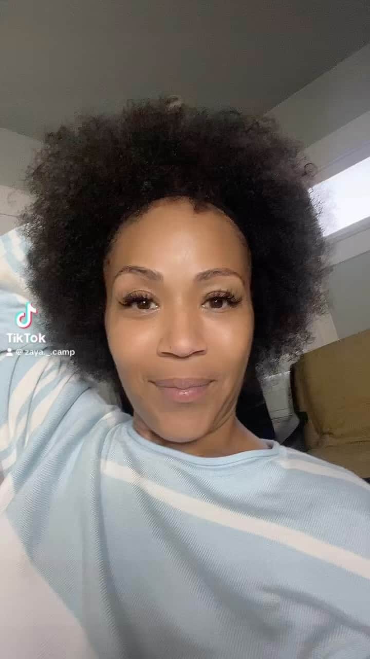 エリカ・キャンベルのインスタグラム：「Feeling good feeling clear feeling positive! Feeling free and complete from the love you give no you won’t ever leave me I’m positive! I’m positive!  Embrace all of who you are!  #lovingme #iloveyouErica」