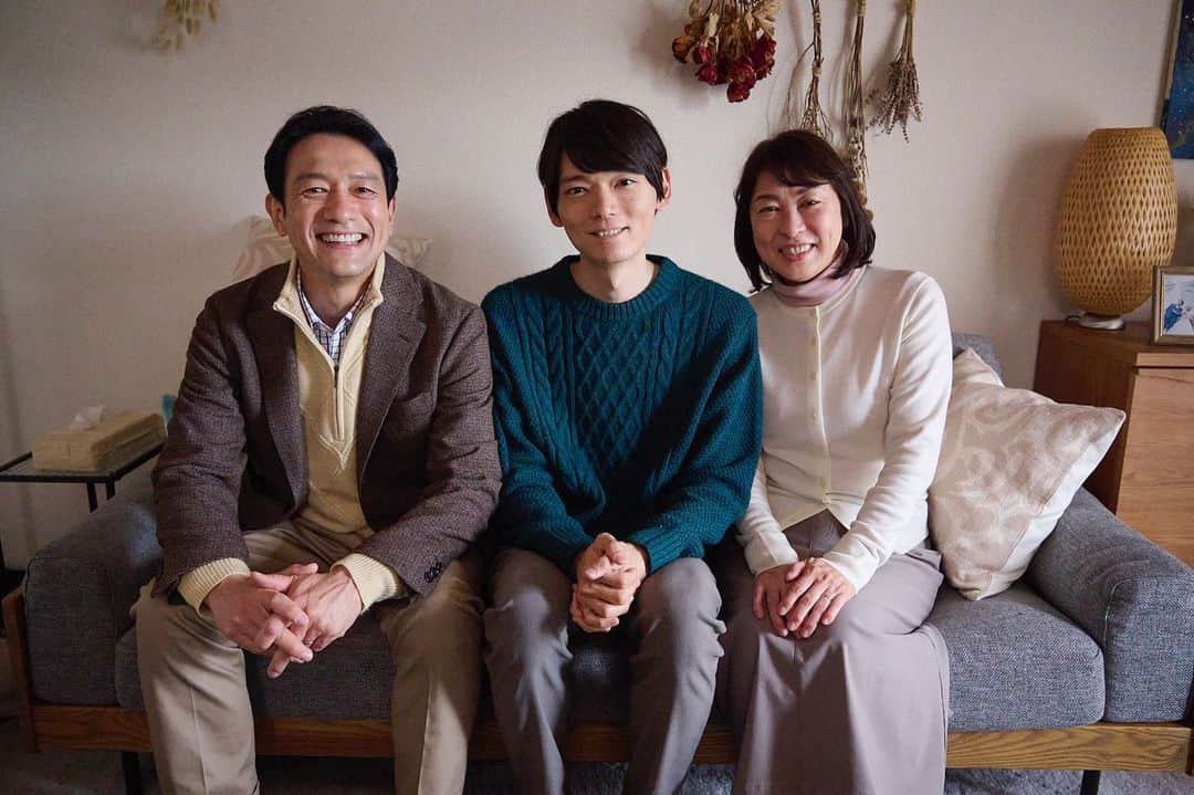 のインスタグラム：「「私と夫と夫の彼氏」 息子、古川雄輝さん 夫、飯田基祐さんと 親子ショット😃 来週も出演させて頂いてます〜😊」