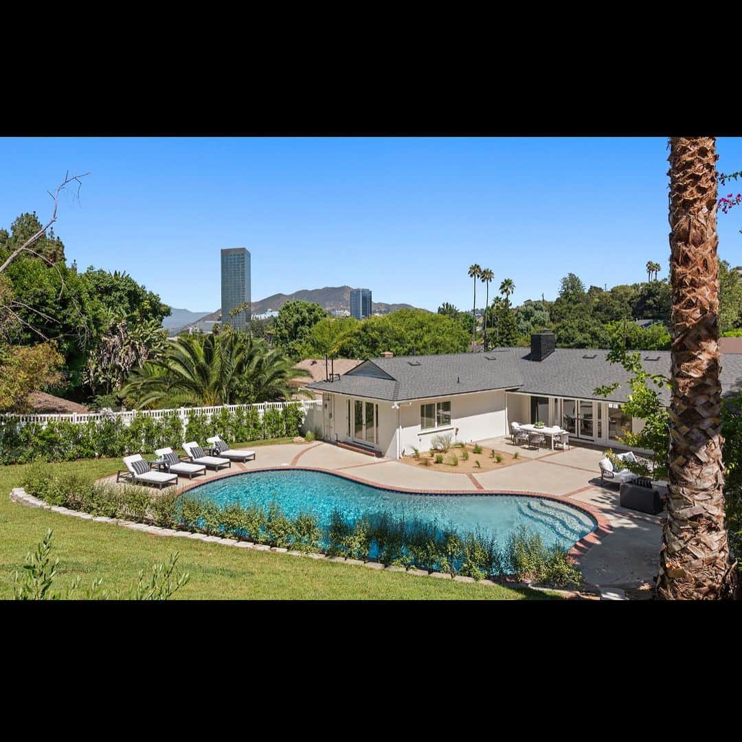 アダム・センさんのインスタグラム写真 - (アダム・センInstagram)「JUST SOLD | WRIGHTWOOD Listed for: $2,495,000  Sold for: $2,600,000  This modern home in the Wrightwood Estates just completed a tasteful remodel by one of LA's premier builders, @abode_homes Set on a spacious .3 acre lot with city and canyon views in the coveted hills of Studio City. This 4BD 3BA modern ranch home seamlessly blends modern sophistication with traditional comfort. Step inside and experience the open floorplan that allows natural light to fill the home. - Listed by  @adamsenn」7月28日 12時30分 - adamsenn