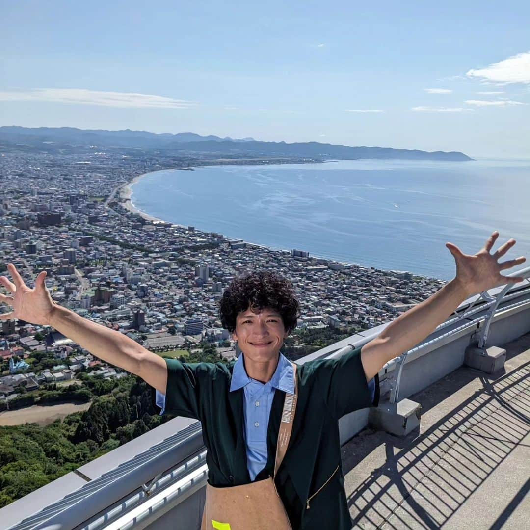 渡部豪太さんのインスタグラム写真 - (渡部豪太Instagram)「今回は北海道・函館のふるカフェを訪れました☕  劇場や螺旋階段などがあり、文化の行き交う港町函館らしい、モダンな作りのコンクリートビルは、昭和4年に建てられたそうです。 カフェはその中にありました。  歴史を感じるとても素敵な雰囲気なのですが、残念ながら老朽化でもうすぐ見られなくなるとのこと。  なので函館に行かれた際は是非このカフェで重厚な函館モダニズムを感じて下さい😊  歯に自身のある方はコンクリートラスクも是非🦷  #ふるカフェ系ハルさんの休日  #ふるカフェめぐり  #北海道 #函館 #カフェ #コーヒー #コンクリート #ジャパニーズモダニズム」7月28日 12時30分 - gotawatabe