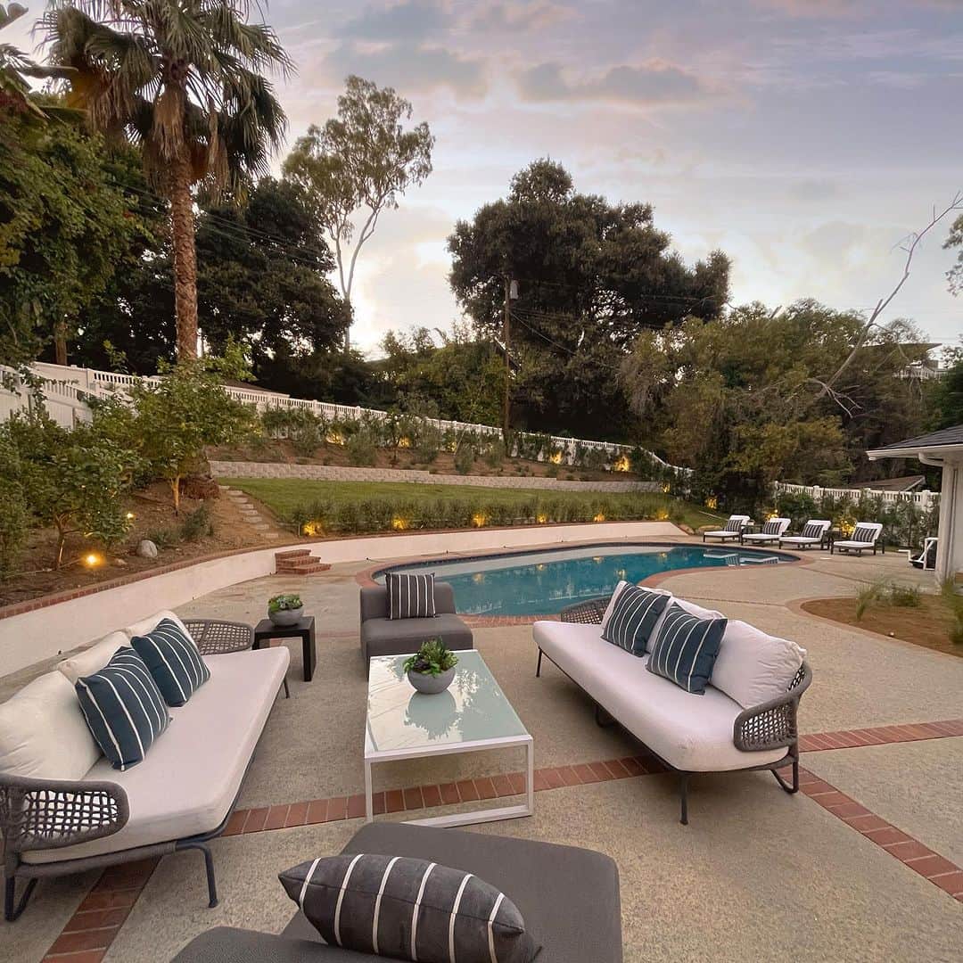 アダム・センのインスタグラム：「JUST SOLD | WRIGHTWOOD Listed for: $2,495,000  Sold for: $2,600,000  This modern home in the Wrightwood Estates just completed a tasteful remodel by one of LA's premier builders, @abode_homes Set on a spacious .3 acre lot with city and canyon views in the coveted hills of Studio City. This 4BD 3BA modern ranch home seamlessly blends modern sophistication with traditional comfort. Step inside and experience the open floorplan that allows natural light to fill the home. - Listed by  @adamsenn」