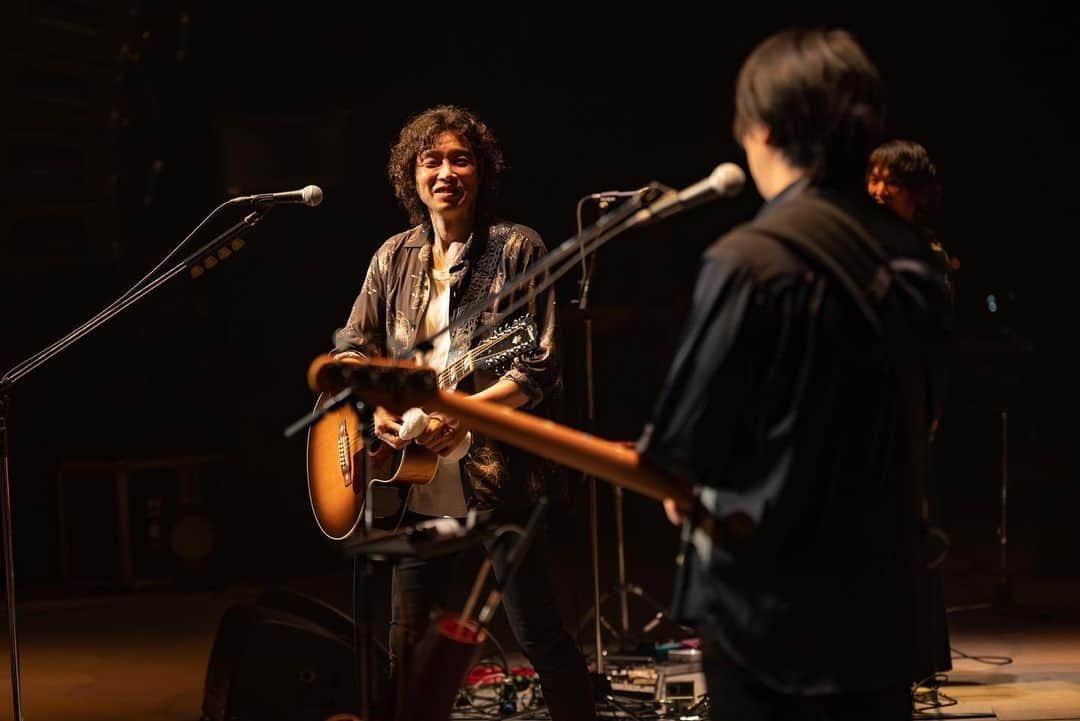 斉藤和義さんのインスタグラム写真 - (斉藤和義Instagram)「🍍「KAZUYOSHI SAITO LIVE TOUR 2023 “PINEAPPLE EXPRESS”〜明日大好きなロックンロールバンドがこの街にやってくるんだ〜」🚆🎸🥁🎹 ⁡ 33本目、初の会場でありました山口のKDDI維新ホールでの公演が終了！ ⁡ 爆音ロックンロールで疾走感のあるライブ、いかがでしたでしょうか。 連日続く暑さにも負けない熱いライブになったかと思います！！ ⁡ MCでもおっしゃっていたように、この会場は音が吸音されて反響しない分、ステージではそれぞれのミュージシャンの演奏がしっかりと聞こえるとのことで、このタイミングでの新発見もあったようです。 ⁡ 会場によっての音の違い、それによって作り出されるその日その時の音の細かな変化もぜひ楽しんでください。 ⁡ さあさあ、旅は続きます。 PINEAPPLE EXPRESSは山口を出発いたしまして、福山へと向かいます🚄🎸🥁🎹🐘🦁🎪🍍🦍💨 明日大好きなロックンロールバンドが福山にやってくるんだ！！！！！ ⁡ https://www.kazuyoshi-saito.com/tour_2023/ ⁡ #斉藤和義 #KAZUYOSHISAITO #PINEAPPLE #PINEAPPLEEXPRESS #明日大好きなロックンロールバンドがこの街にやってくるんだ #LIVETOUR2023 #山口寛雄 #真壁陽平 #河村吉宏 #松本ジュン #KDDI維新ホール」7月28日 12時30分 - kazuyoshisaito_official