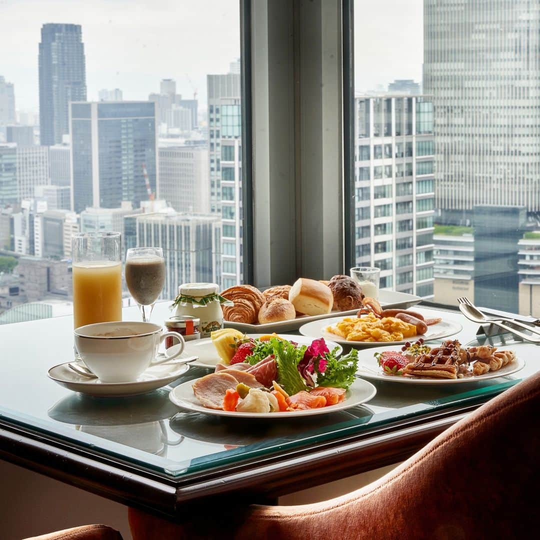 The Ritz-Carlton, Osakaさんのインスタグラム写真 - (The Ritz-Carlton, OsakaInstagram)「『ホテルの中のホテル』と言われる特別階クラブラウンジでのご朝食。 大きな窓の向こうに広がる街の景色と、専属クラブコンシェルジュによるあたたかいおもてなし。 優雅なひとときをお楽しみください。  The Breakfast of the Ritz-Carlton Club Level, referred as a “hotel within a hotel.”  Our dedicated Club Level concierge offers personal service to ensure your stay with us is unforgettable.  #clublebe l#clublounge #ritzcarlton #theritzcarltonosaka #breakfast #hotelbreakfast #クラブフロア #クラブラウンジ #リッツ#リッツカールトン大阪 #朝食 #コンシェルジュ #ホテル朝食」7月28日 12時40分 - ritzcarlton.osaka