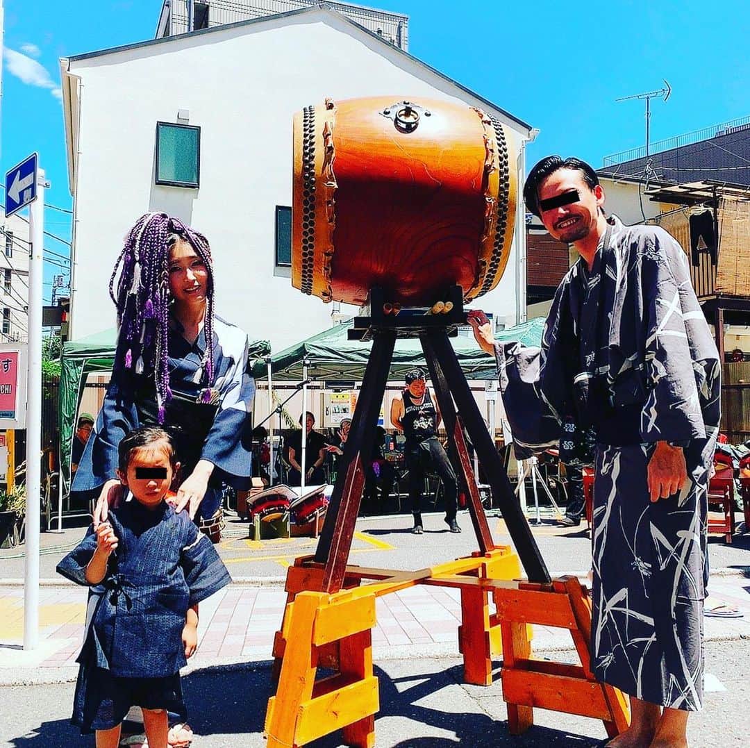 峰なゆかのインスタグラム：「祭りだ祭りだ！！　夫は鈴虫と草の柄の浴衣、わが子ちゃんは髪の毛ひとつ結びに甚平、私は金魚の浴衣に鯉の帯でした。 #浴衣　#セオα #アンティーク着物　#浴衣コーデ　#浴衣コーディネート　#家族コーデ　#祭り」