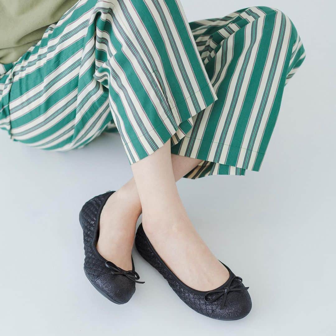 のインスタグラム：「⋈ 華やかさとリゾート感を両立させるBUTTERFLY TWISTSのポケッタブルシューズ。夏のお出掛けにいかがですか？  【OLIVIA(G-BLK)】 21036NS 7,920円(税込)  @butterflytwists_jp   #butterflytwists #バタフライツイスト #butterflytwistsforschool #butterflytwistsforofficel   #ポケッタブルシューズ #フラットシューズ #pocketableshoes #flatshoes #shoes #ポインテッドトゥ #室内履き #ルームシューズ #バレエシューズ #夏コーデ #ママコーデ #ママファッション #足元倶楽部 #通勤コーデ #オフィスコーデ #オフィスカジュアル #オケージョン #参観日コーデ #学校訪問 #学校行事コーデ #折りたたみ」