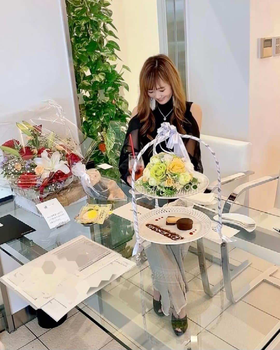 𝐂𝐎𝐂𝐎𝐍𝐀のインスタグラム：「大人な雰囲気を出して行った つもりの日💐  いつもカジュアルすぎるからね笑 👚👖🩴  #大人な雰囲気 #演出しました #たまにはお洒落して #納車式 #lexus #おもてなし #花束プレゼント #レクサス女子#lexus#lexuscafe #lexusオーナー」