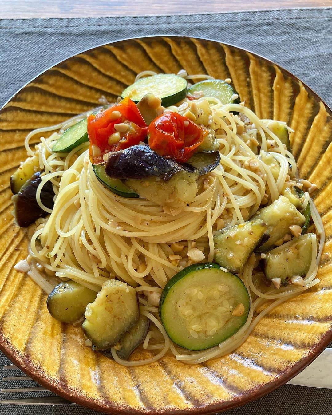 成松修のインスタグラム：「夏野菜の納豆ペペロン  毎日猛暑ですね🥵 季節のものしっかり食べて体力つけましょ。  毎日内容の濃い稽古を続けています。終わったらすぐ帰宅。健全w  皆さま素敵な週末を  #夏野菜 #夏野菜パスタ #夏野菜と納豆 #ペペロンチーノ #パスタ #男飯 #料理部 #パスタ部 #パスタの為の皿」