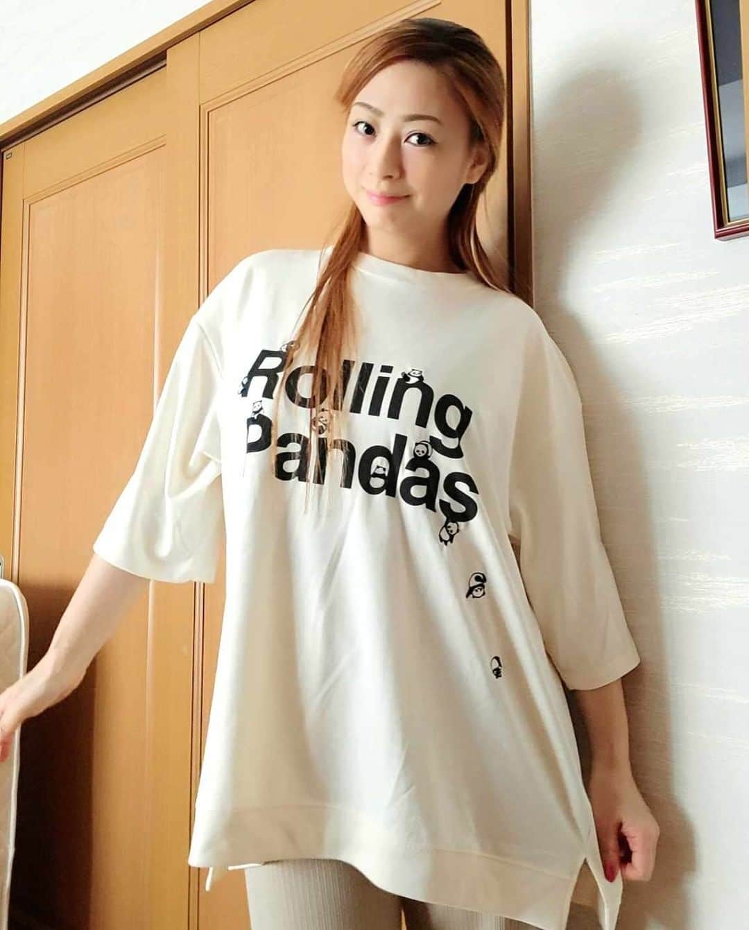 のインスタグラム：「【graniph(グラニフ)パンダちゃんTシャツ】  北海道から来ていた母とお買い物に行ったときに、可愛いTシャツを見つけました。❤   🐼１着目👕 あれ？バクが紛れ込んでる！！  🐼２着目👕 こちらにもバクが紛れ込んでる！！  可愛いし、着心地もいいので、 気に入っています。❤  ｡.｡:+* ﾟ ゜ﾟ *+:｡.｡:+* ﾟ ゜ﾟ *+:｡.｡ 🎵2023/7/2（日）14：30 ムラマツリサイタルホール新大阪（大阪公演） 🎵2023/7/16（日）13：00 ザ・ルーテル・ホール（札幌公演） 🎵2023/8/6（日）14：00 レソラホール（福岡公演） 🎵2023/9/2（土）13：30 すみだトリフォニー小ホール（東京公演） https://ameblo.jp/onoyukiko/entry-12798896137.html  📻2023/8/5（土） 動画配信型ラジオレギュラー冠番組 『小野友葵子のBella Serata‼』 第1、第3土曜日 21：00～21：50生放送中 https://ameblo.jp/onoyukiko/entry-12812463154.html  🎵2023/8/12（土）15:00 酵素クレープ専門店クレープアリサ東京 https://ameblo.jp/onoyukiko/entry-12812570158.html  🎵2023/8/20（日）14:30 Le salon de Clavier https://ameblo.jp/onoyukiko/entry-12812970974.html  💿小野友葵子コラボ参加CD発売中！ https://ameblo.jp/onoyukiko/entry-12800332342.html  🎼小野友葵子プロデュース若手オペラ歌手グループ『I  BOCCIOLI』メンバー募集中！ https://ameblo.jp/onoyukiko/entry-12800609513.html ｡.｡:+* ﾟ ゜ﾟ *+:｡.｡:+* ﾟ ゜ﾟ *+:｡.｡ 🌹HP https://www.onoyukiko.com/ 🌹ブログ http://ameblo.jp/onoyukiko 🌹Instagram（yukikoonosoprano） https://www.instagram.com/yukikoonosoprano/ 🌹Twitter https://twitter.com/yukiko_ono 🌹YouTube（YukikoOno小野友葵子） https://www.youtube.com/user/VitaRoseaYukikoOno 🌹小野友葵子のコンサートってどんな感じ？ https://youtu.be/bWges5LlLnw ｡.｡:+* ﾟ ゜ﾟ *+:｡.｡:+* ﾟ ゜ﾟ *+:｡.｡  #Tシャツ #パンダTシャツ #グラニフ #graniph #ローリングパンダズ #パンダちゃんTシャツ #パンダ大好き #パンダの中にバクが #バク #母とお買い物 #ソプラノ歌手 #オペラ歌手 #オペラ #錦戸部屋女将 #バラ好き #パンダ好き #ミラノ #イタリア #ラジオパーソナリティー #プロデューサー #若手アーティスト支援 #デビュー15周年」