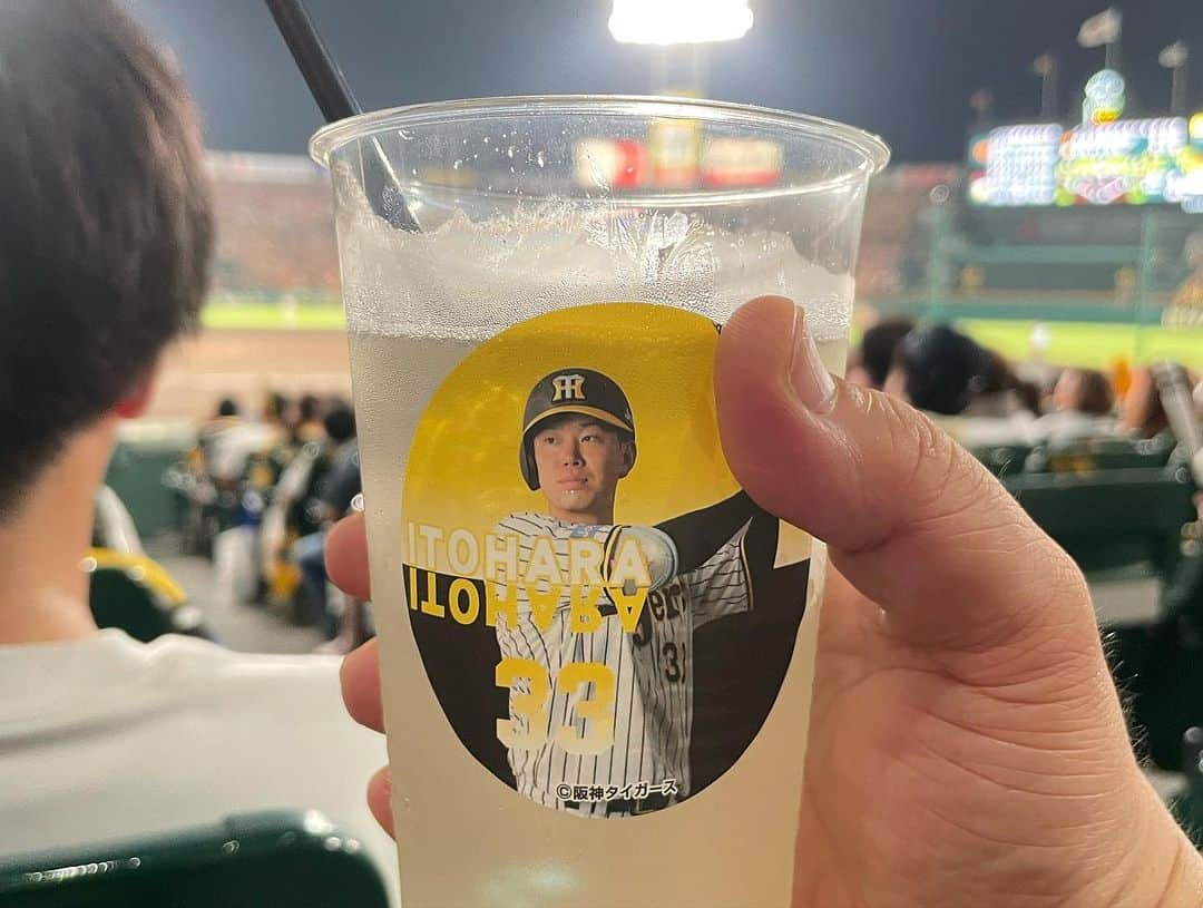 西井隆詞さんのインスタグラム写真 - (西井隆詞Instagram)「試合は阪神負けてもうたけど 投手戦になるかと思いきや 打ち合いで楽しかったです‼️ 大山選手、佐藤選手のホームランに 中野選手のファインプレー 最高でした😆  招待頂きました ますだおかだの増田さん ありがとバンダリでございました🙇🏻‍♂️ 今日から広島と首位攻防戦や たのんますで阪神タイガース‼️  #阪神タイガース #阪神タイガースファンと繋がりたい  #プロ野球観戦 #阪神甲子園球場  #今年2回目 #ますだおかだ #増田 さん #虎キチ  #are  #岡田監督 #ラジバンダリ西井」7月28日 12時57分 - razibandari