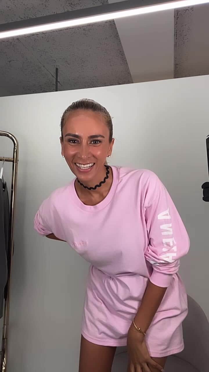 ANELA TOKYOのインスタグラム：「ANELATOKYO LOGO LONG T-Shirt🖤🤍🩷🩶」