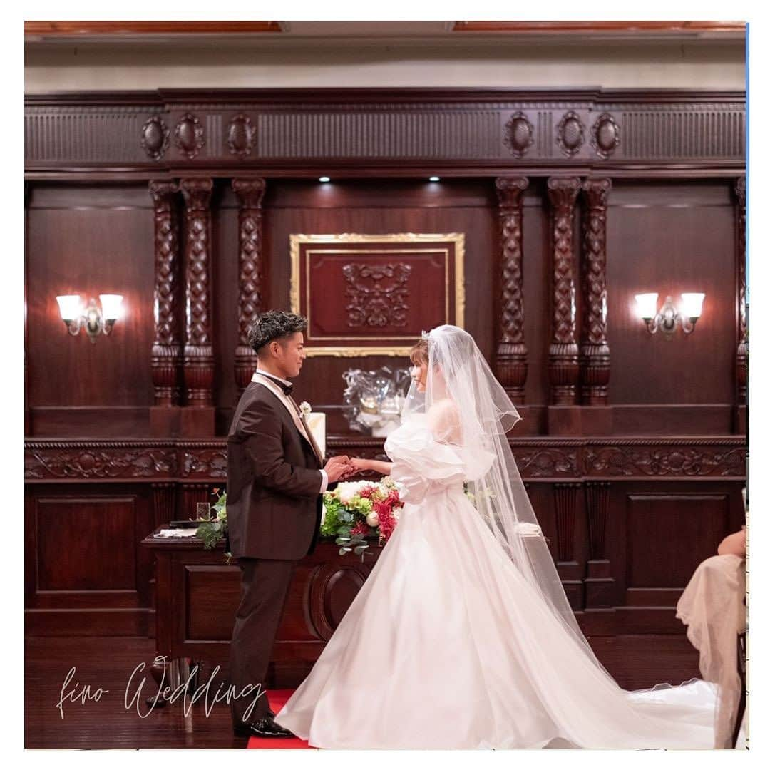 fino_wedding【フィーノ公式】さんのインスタグラム写真 - (fino_wedding【フィーノ公式】Instagram)「【卒花嫁レポート】  地元の神社での結婚式  @ooijinjya_miyabiden   2人が育った地元神社での結婚式  ウエディングドレスは両親と妹と選びました  ボリューミーなお袖とシンプルな素材。 そして、存在感のあるデザインが気に入りました。  親身になって一緒にコーディネートをしてくれた妹にも感謝。  そして、母が自ら挙式をした時の小物を身に付けてのドレスセレモニーはとっても嬉しかったです❤️  #神社  #披露宴  #ウエディングドレス  #袖付きドレス  #シンプルコーデ  #インポートドレス  #お気に入り  #母譲り  #妹コーデ  #wedding  #weddingceremony  #会場映え  #大井神社  #地元の友達  #仲良し家族  #家族の時間  #家族写真」8月2日 18時30分 - fino_wedding