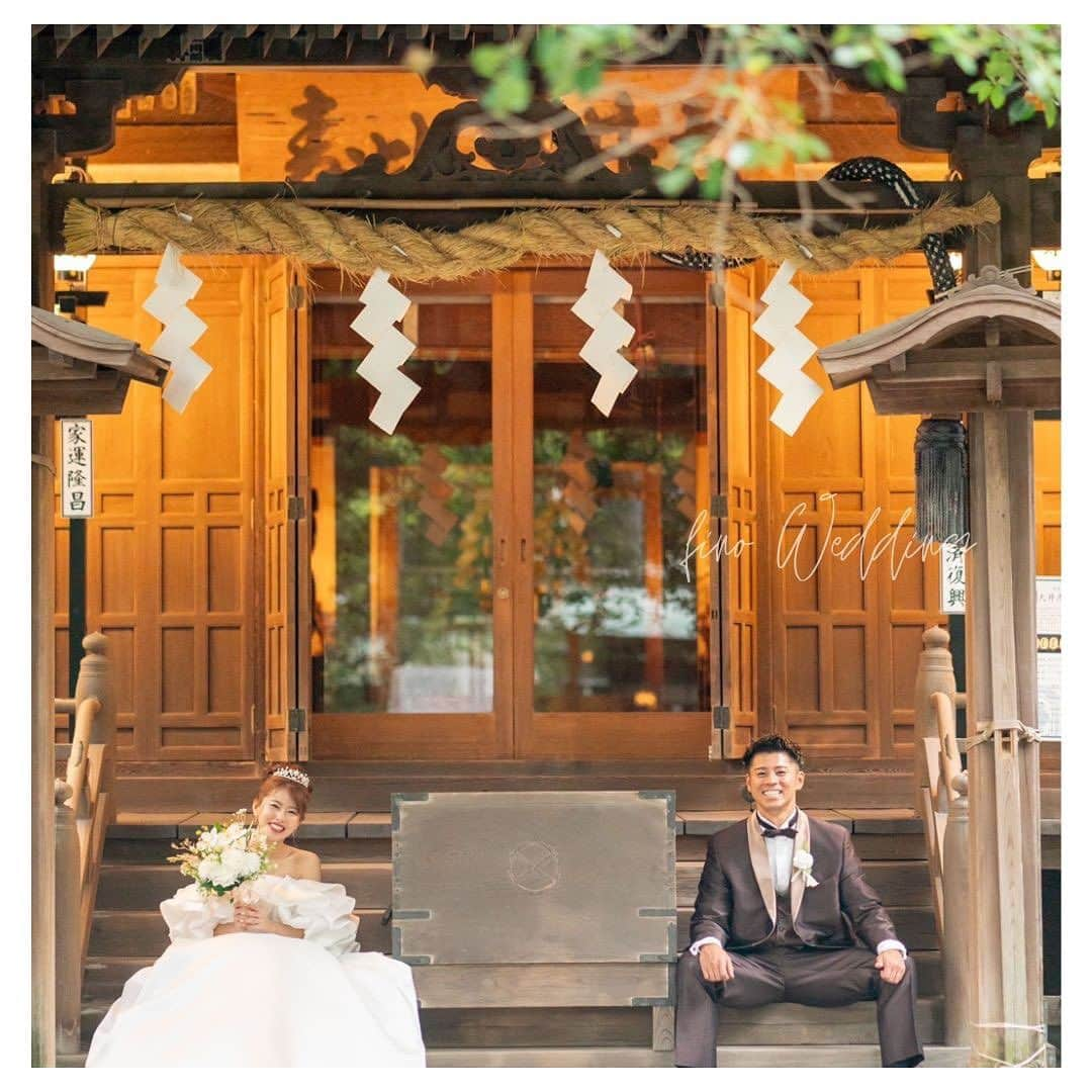 fino_wedding【フィーノ公式】さんのインスタグラム写真 - (fino_wedding【フィーノ公式】Instagram)「【卒花嫁レポート】  地元の神社での結婚式  @ooijinjya_miyabiden   2人が育った地元神社での結婚式  ウエディングドレスは両親と妹と選びました  ボリューミーなお袖とシンプルな素材。 そして、存在感のあるデザインが気に入りました。  親身になって一緒にコーディネートをしてくれた妹にも感謝。  そして、母が自ら挙式をした時の小物を身に付けてのドレスセレモニーはとっても嬉しかったです❤️  #神社  #披露宴  #ウエディングドレス  #袖付きドレス  #シンプルコーデ  #インポートドレス  #お気に入り  #母譲り  #妹コーデ  #wedding  #weddingceremony  #会場映え  #大井神社  #地元の友達  #仲良し家族  #家族の時間  #家族写真」8月2日 18時30分 - fino_wedding