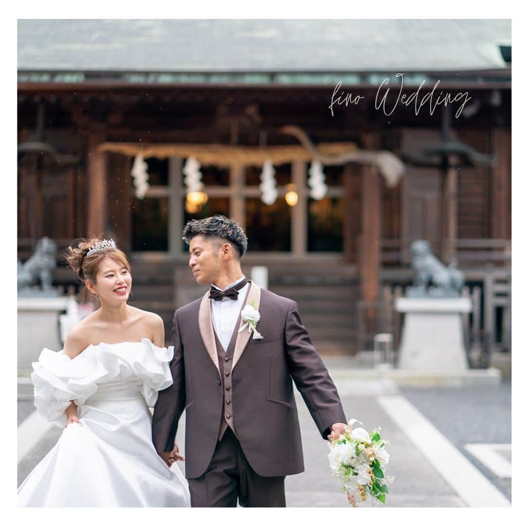 fino_wedding【フィーノ公式】さんのインスタグラム写真 - (fino_wedding【フィーノ公式】Instagram)「【卒花嫁レポート】  地元の神社での結婚式  @ooijinjya_miyabiden   2人が育った地元神社での結婚式  ウエディングドレスは両親と妹と選びました  ボリューミーなお袖とシンプルな素材。 そして、存在感のあるデザインが気に入りました。  親身になって一緒にコーディネートをしてくれた妹にも感謝。  そして、母が自ら挙式をした時の小物を身に付けてのドレスセレモニーはとっても嬉しかったです❤️  #神社  #披露宴  #ウエディングドレス  #袖付きドレス  #シンプルコーデ  #インポートドレス  #お気に入り  #母譲り  #妹コーデ  #wedding  #weddingceremony  #会場映え  #大井神社  #地元の友達  #仲良し家族  #家族の時間  #家族写真」8月2日 18時30分 - fino_wedding