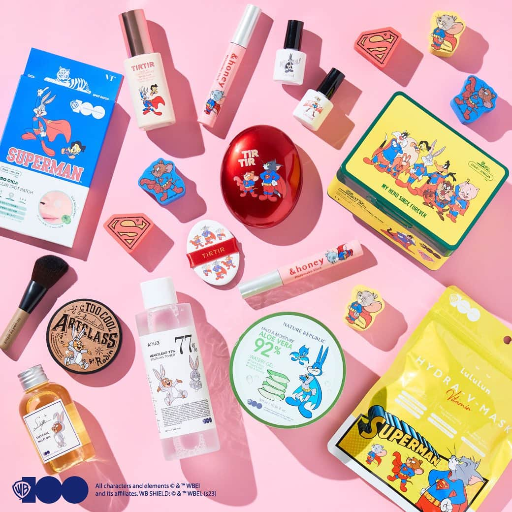 プラザ/PLAZAさんのインスタグラム写真 - (プラザ/PLAZAInstagram)「8/4(金)スタート💖「Brand New Cosmetics」プロモーション🩷💙 ワーナー・ブラザース（WARNER BROS.）100周年を記念してPLAZAの人気コスメが今しか実現できない特別なデザインで登場✨  バットマンやスーパーマンのコスチュームを身に着けた「LOONEY TUNES」、「TOM and JERRY」のキャラクターたちが、かわいくてたまらない💖 まさかの格好でポーズを決めた、愛らしいキャラクターたちのコスメをぜひチェックしてください💕  7/28(金)～！PLAZA オンラインストアにて先行受注を受付中✨ 8/4(金)～の店頭販売に先駆けて、コラボコスメをいち早くチェックできるチャンスです💖 詳細は特設ページをご確認ください✨  ※発売日は、地域、配送状況などにより告知なく変更となる場合がございます。  #ワーナーブラザース #WB100 #ワーナー100周年 #バットマン #スーパーマン #LOONEYTUNES  #ルーニーテューンズ#TOMandJERRY #トムジェリ #トムとジェリー #コスメ #PLAZA #プラザ #MINiPLA #ミニプラ #プラザ購入品  @tomandjerry_jp  @looneytunes_jp」7月28日 12時59分 - plazastyle