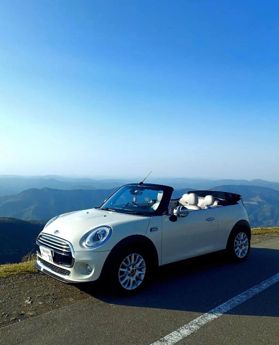 MINI Japanさんのインスタグラム写真 - (MINI JapanInstagram)「頬をかすめる爽やかな山の風か、髪に纏う海の贈り物、潮風。  この夏、MINI Convertibleとドライブするなら山と海、どちらがいいですか？  コメント欄に、⛰️or 🌊を記入してください 👇  #MINIConvertible #MINIJapan #夏」7月29日 12時30分 - mini_japan