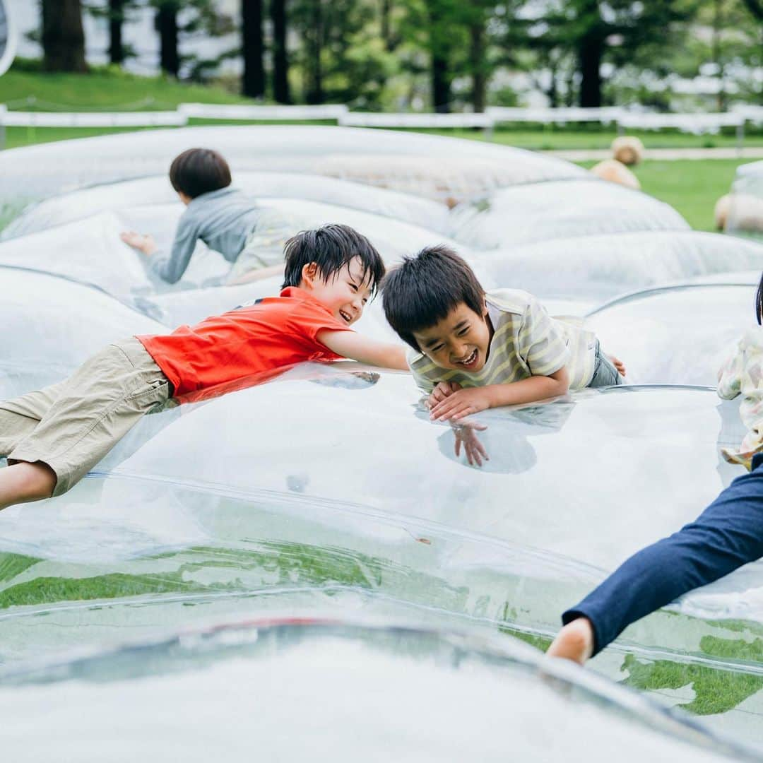 THE WESTIN TOKYO | ウェスティンホテル東京さんのインスタグラム写真 - (THE WESTIN TOKYO | ウェスティンホテル東京Instagram)「7月28日（金）～30日（日）は、恵比寿ガーデンプレイスで開催される【PLAY EARTH PARK #CinemaPlayground with SHORTSHORTS】で、お子さまとご一緒に楽しい時間を✨  こちらの「SHORTSHORTS」と「PLAY ERTH KIDS」のコラボレーションイベントでは、センター広場に設置された250インチの大型スクリーンで受賞歴のあるショートフィルムを上映。また昼間には雲を模したビニール製の「空の遊具」と、DJがセレクトする音楽で満たされた心地よい空間を演出します。 ウェスティンのフードトラックでは、ウェスティンホテル東京のペストリーシェフによる数量限定の冷たいパフェ「マンゴーパッションパフェ」と「ベリーパフェ」の他、フルーティーなドリンクもご用意しています🍹  🚍ウェスティンホテル東京フードトラック (セントラルスクエア恵比寿ガーデンプレイス): - 7月28日～ 7月30日 (12:00～19:30) 夏ならではの味わいを存分にお楽しみください。  ※熱中症警戒アラートの発令予報が出た場合は、「空の遊具」は中止となります。 イベントに関する詳細は恵比寿ガーデンプレイスの公式HPにてご確認ください。 @yebisu_garden_place  詳細はプロフィールのリンクより   From July 28 (Fri) - 30 (Sun), bring your little ones on a fun outdoor time at “Play Earth Park” Cinema Playground in Yebisu Garden Place!  Enjoy award-winning SHORTSHORTS movies designed for families, playground filled with transparent vinyl clouds**  and inspiring music, to an enticing lineup of house-made summer parfaits and special drinks provided by The Westin Food Truck exclusively designed for the occasion.  Choose from the irresistible Mango Passion Fruit Parfait and the bright red Berry Parfait, refreshing drinks such as Juicy Fruits Watermelon and Summer Blue Squash – all perfect refreshments for the garden picnic🍹  🚍The Westin Food Truck (located at Yebisu Garden Place Center Plaza): - 7.28 - 7.30 (12:00-19:30) More details for the event: bit.ly/gardenpicnic23 (Japanese only)  ** Vinyl Clouds Playground will be temporarily suspended if a Heat Stroke Alert is issued by The Ministry of the Environment. Please check Yebisu Garden Place’s official Instagram @yebisu_garden_place  for more information   Visit our bio link for more event details.   #恵比寿ガーデンプレイス #YEBISUGARDENPLACE #恵比寿 #YEBISU #ebisu #ウェスティンホテル東京 #thewestintokyo #センター広場 #YEBISUGARDENPICNIC #恵比寿ガーデンピクニック #ピクニックシネマ #PICNICCINEMA」7月28日 13時15分 - westintokyo