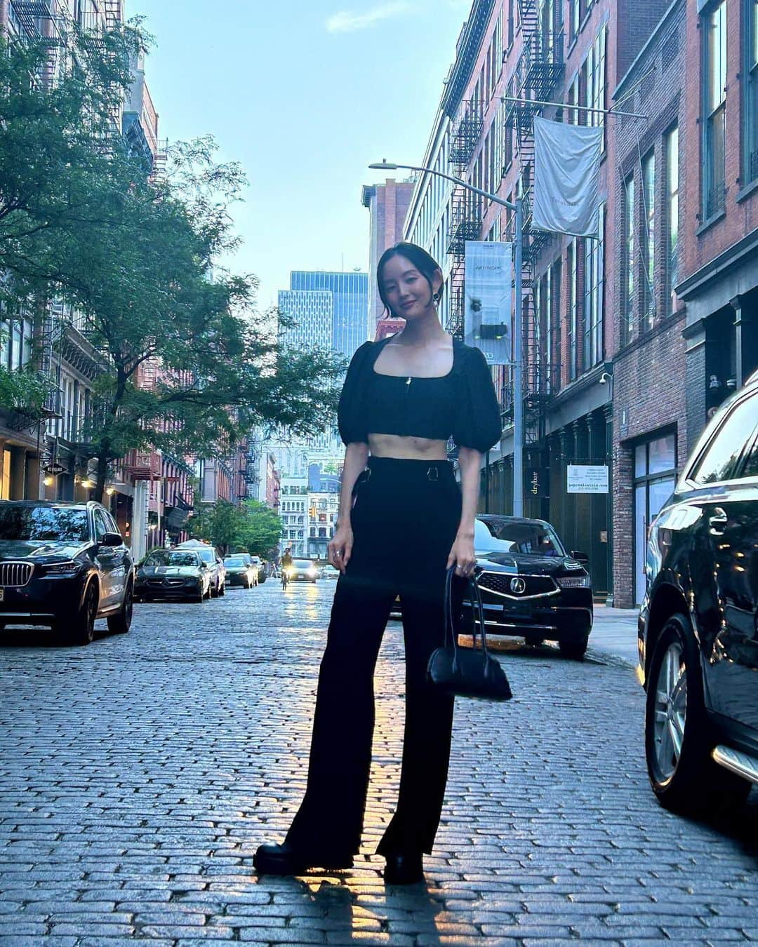 鈴木亜美のインスタグラム：「New York New York🖤🇺🇸  blouse @ganni  trousers @akikoaoki_official   photo by @linatakefoto   #ootd #nightout」