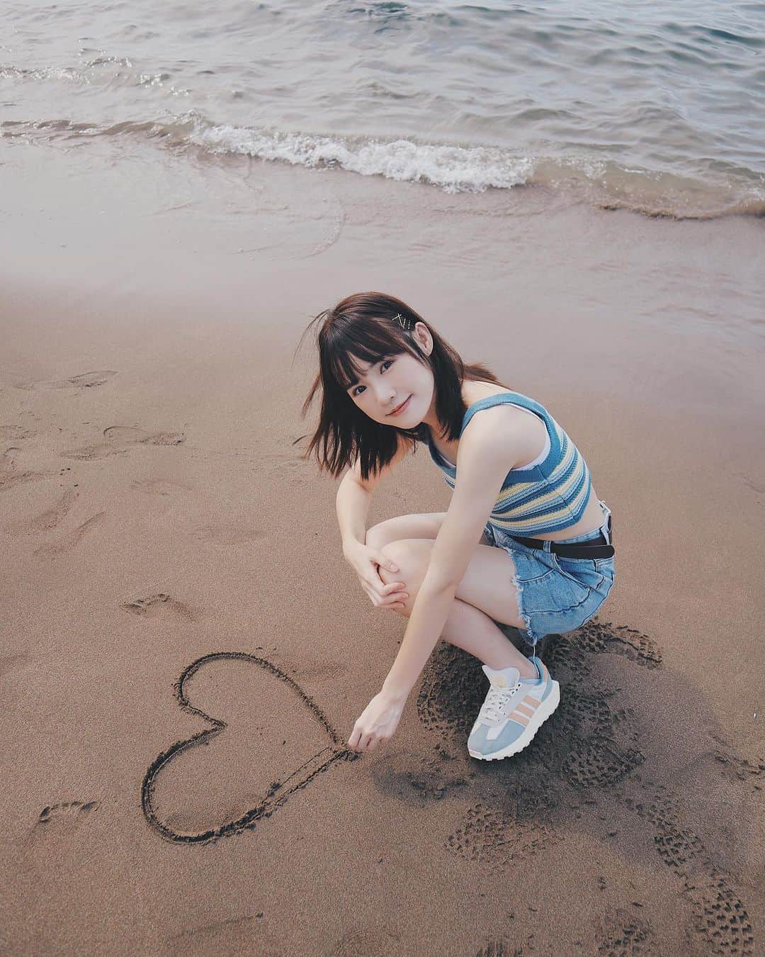 ウー・シンティーのインスタグラム：「弟弟視角👦🏻🌊✨  #怕水的人只能在海邊玩沙 #舊照舊照  #颱風天不要去海邊 #大家注意安全✨」