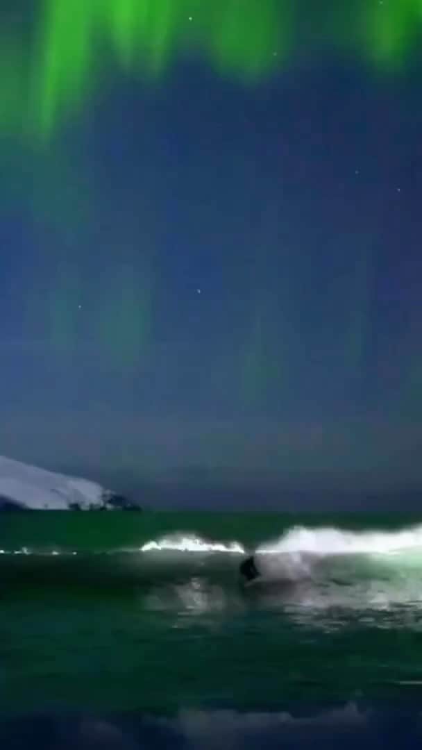 クリス・バーカードのインスタグラム：「Catching the perfect wave as the Northern Lights paint the night sky🏄‍♀️🤩✨  🏷️ Tag someone who loves surfing!🥰  Credits to  @chrisburkard  📍 Iceland   #iceland #icelandic #icelandtravel #icelandadventure #icelandnature」
