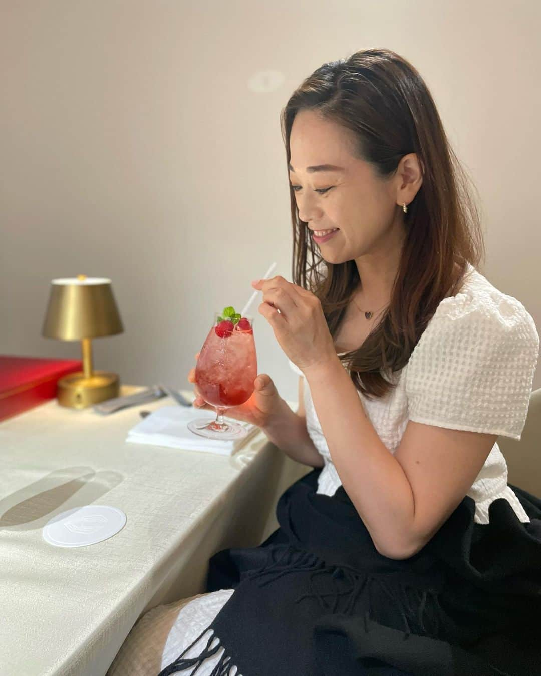 沢瀉美緒さんのインスタグラム写真 - (沢瀉美緒Instagram)「※ Cartier special event @fsotemachi 💎 . お昼休みを延長して @izumieko と @cartier のオーダーイベントに😌 . 前回とは違って、新作やオーダー含む 数々のジュエリーやウォッチがラインナップされていました✨ . みえちゃんが見ていた ベニュワール アロンジェが お肌に馴染んで素敵だった💓 . 久しぶりに時計がしたくなりました。 . タンクのベルト変えて使ってみようかな🤔笑 . スタッフの皆さま、楽しいお時間をありがとうございました。 . ルビーをイメージしたノンアルコールカクテルも 可愛かったな😌 . . #cartier #カルティエ #フォーシーズンズホテル東京大手町 #fourseasonsotemachi」7月28日 13時18分 - mio_omodaka