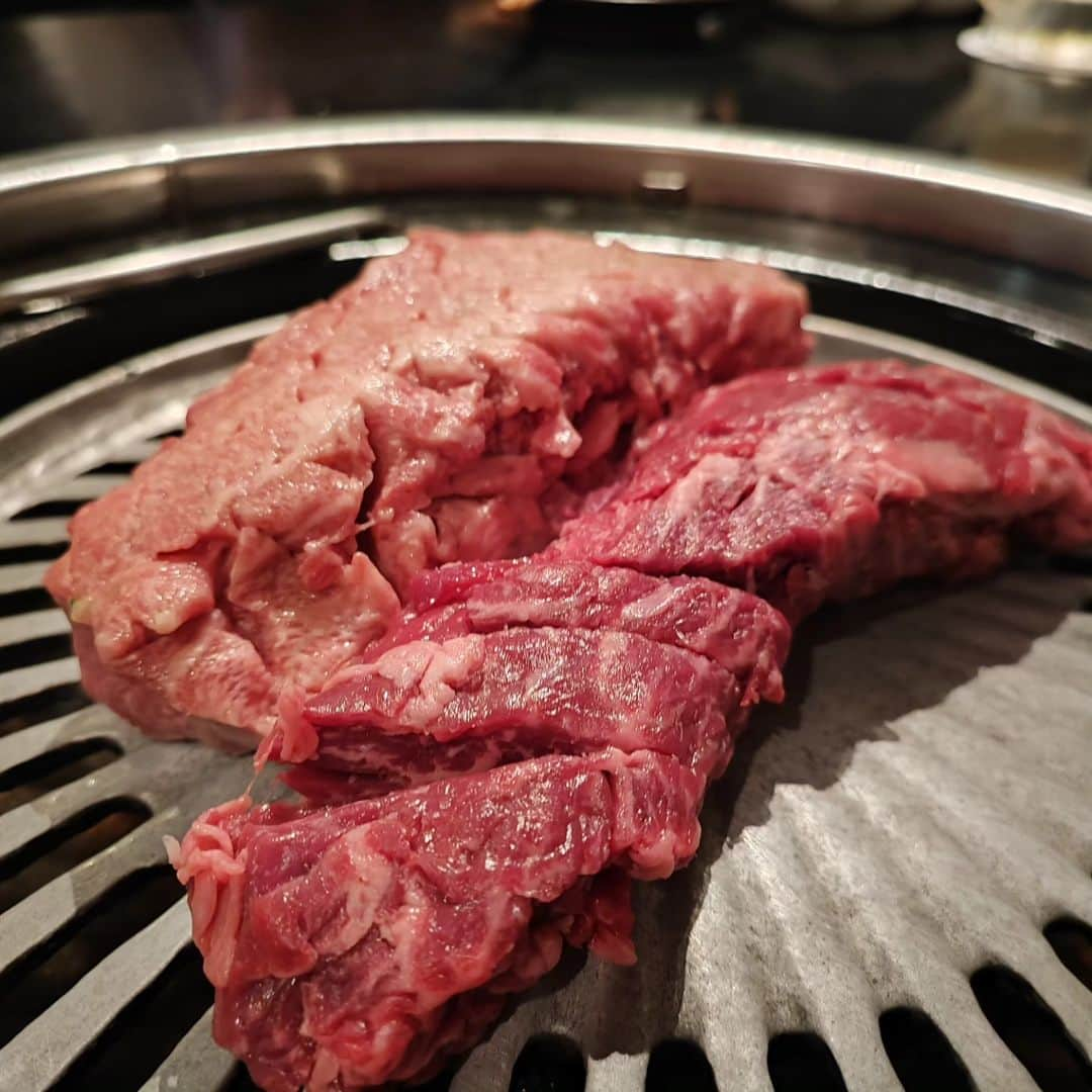 烏川耕一さんのインスタグラム写真 - (烏川耕一Instagram)「昨日の晩飯🍴  少し遅れのモロの誕生日会！  一撃は間違いないね！  ここのタンはホンマに美味い！  そして〆のカレーは最高！  これだけでも食べに来たい😍  #烏川耕一　#よしもと新喜劇　#ひょっとこ　#晩飯　#焼肉　#一撃　#諸見里　#ハピバ　#カレー」7月28日 13時20分 - kouichiukawa