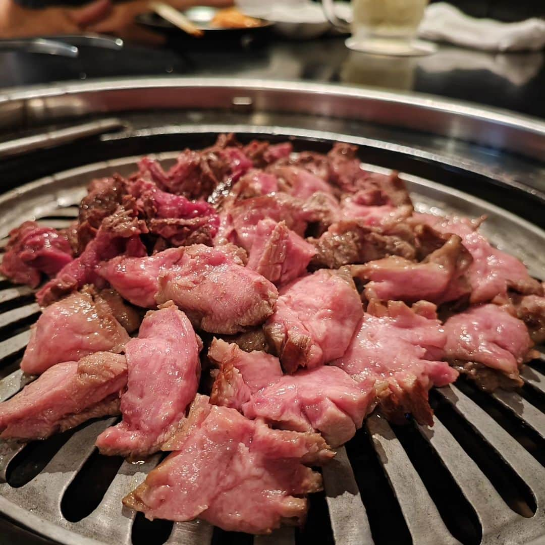 烏川耕一さんのインスタグラム写真 - (烏川耕一Instagram)「昨日の晩飯🍴  少し遅れのモロの誕生日会！  一撃は間違いないね！  ここのタンはホンマに美味い！  そして〆のカレーは最高！  これだけでも食べに来たい😍  #烏川耕一　#よしもと新喜劇　#ひょっとこ　#晩飯　#焼肉　#一撃　#諸見里　#ハピバ　#カレー」7月28日 13時20分 - kouichiukawa