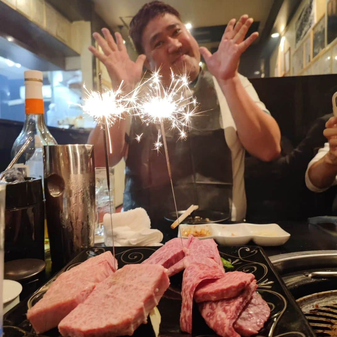 烏川耕一のインスタグラム：「昨日の晩飯🍴  少し遅れのモロの誕生日会！  一撃は間違いないね！  ここのタンはホンマに美味い！  そして〆のカレーは最高！  これだけでも食べに来たい😍  #烏川耕一　#よしもと新喜劇　#ひょっとこ　#晩飯　#焼肉　#一撃　#諸見里　#ハピバ　#カレー」